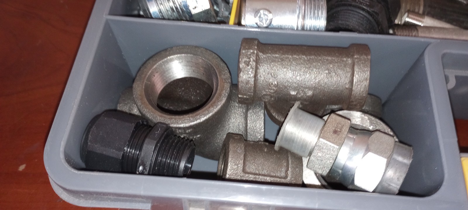 WORKFORCE 25 COMPARTMENT STORAGE CBOX WITH MISC PLUMBINH FITTINGS & ADAPTERS
