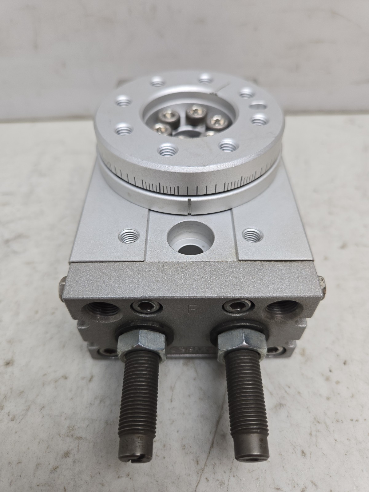 Smc EMSQB30R Pneumatic Rotary Actuator With Table 30 Body Size 0.6 Mpa New