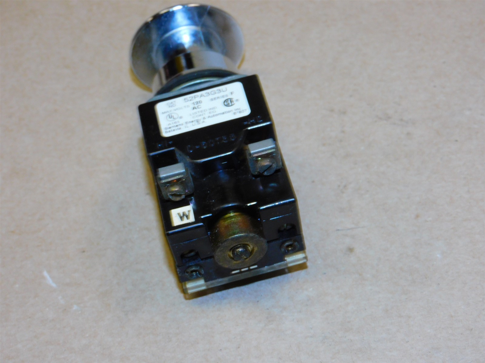 SIEMENS 52PA3G3U 120V AC Series F Green Illuminated Push Button Switch