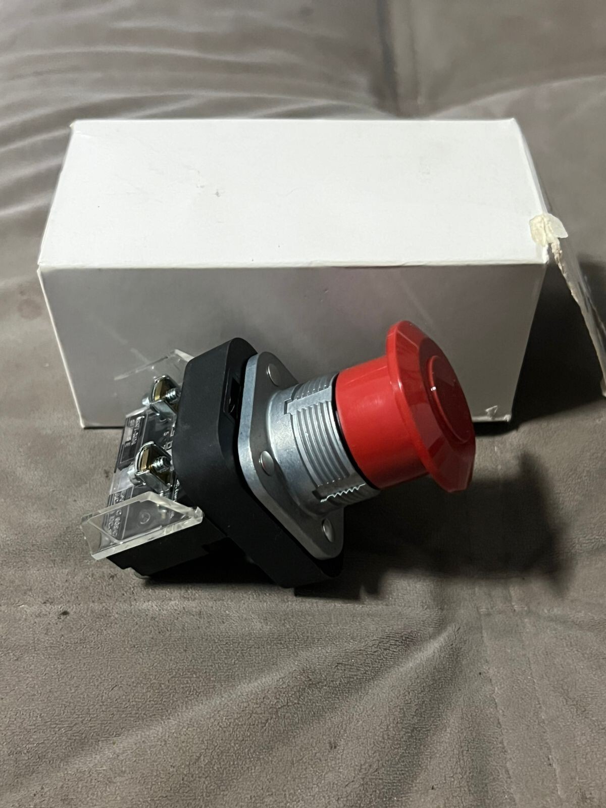Allen-Bradley 800TFX6D4 Push Button/Retractive – Red