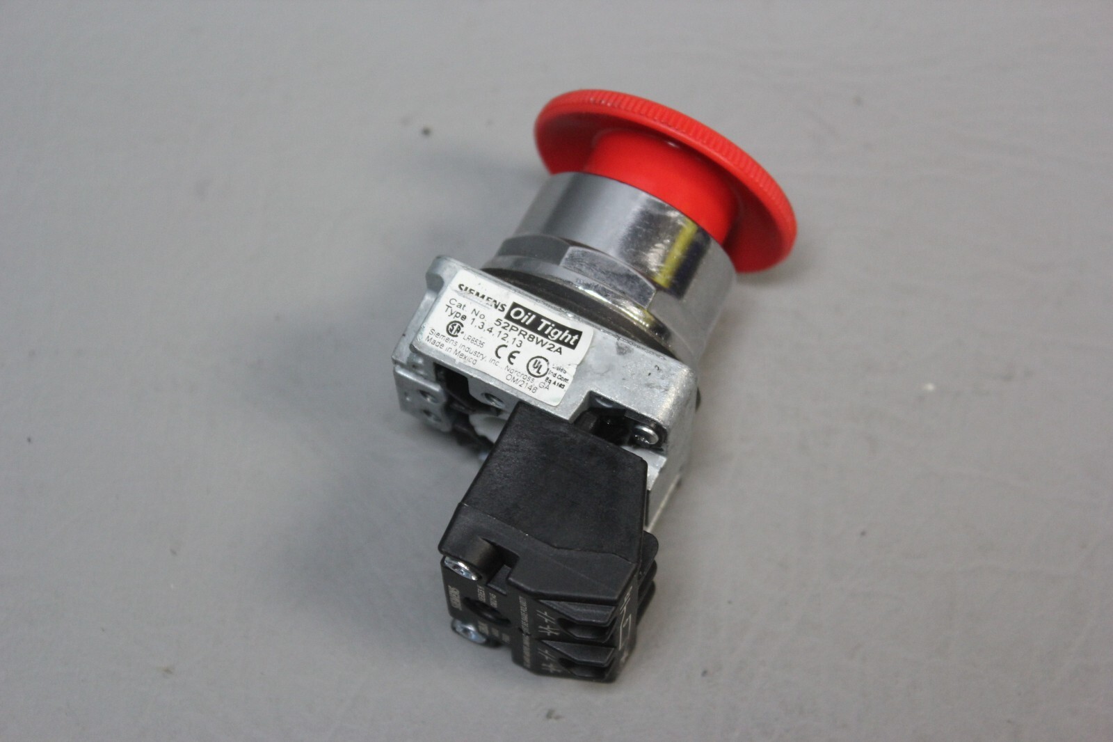 NEW SIEMENS NON ILLUMINATED PUSH BUTTON SWITCH RED MUSHROOM OIL TIGHT 52PR8W2A
