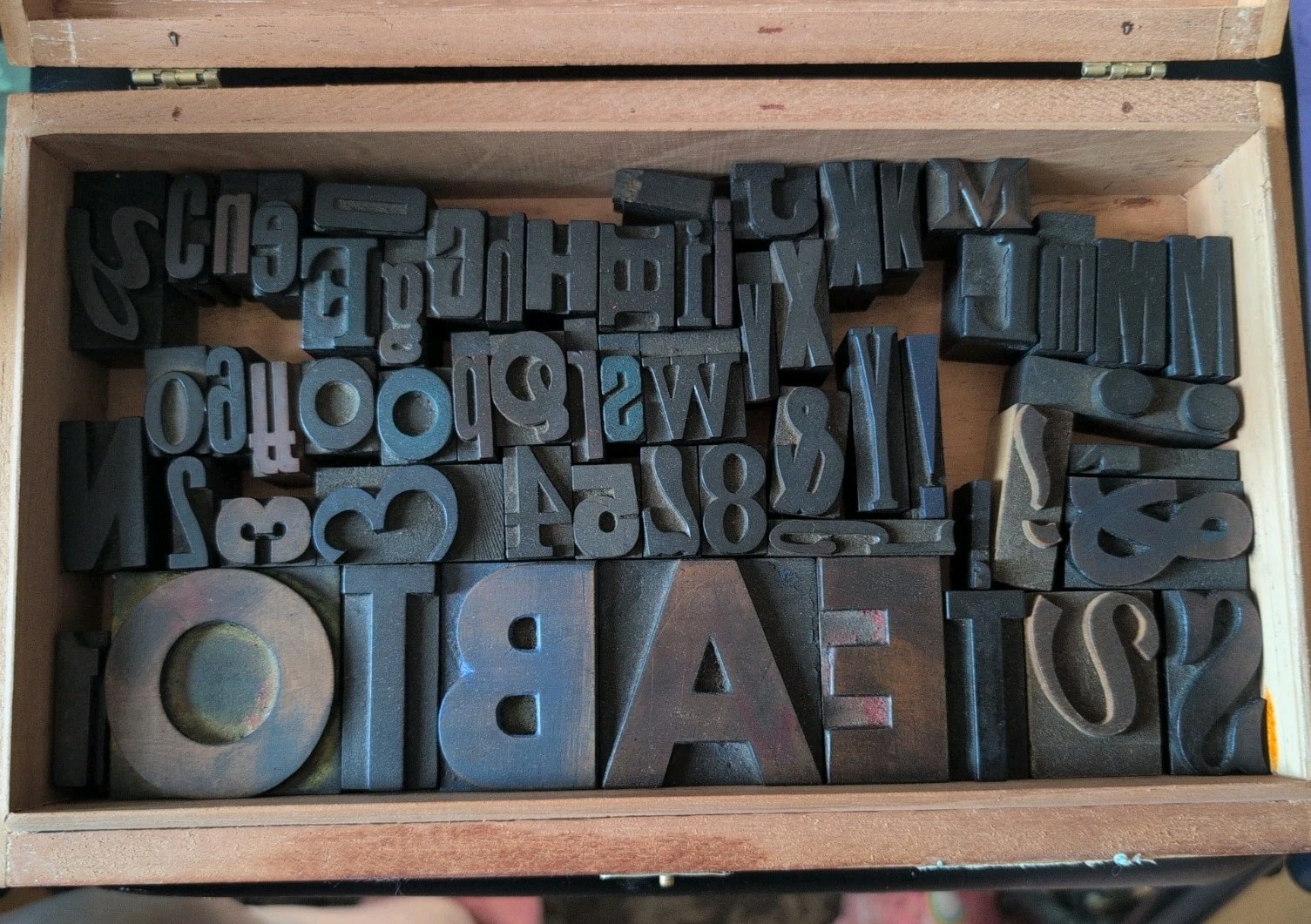 Mixed Lot Vintage Letterpress Wood Printing Blocks 59 Misc. in Old Cigar Box