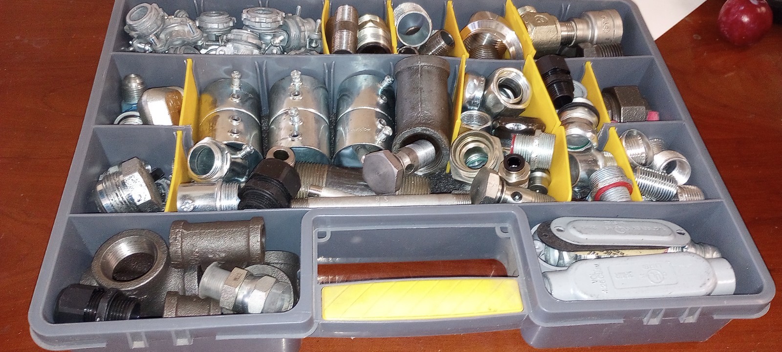 WORKFORCE 25 COMPARTMENT STORAGE CBOX WITH MISC PLUMBINH FITTINGS & ADAPTERS