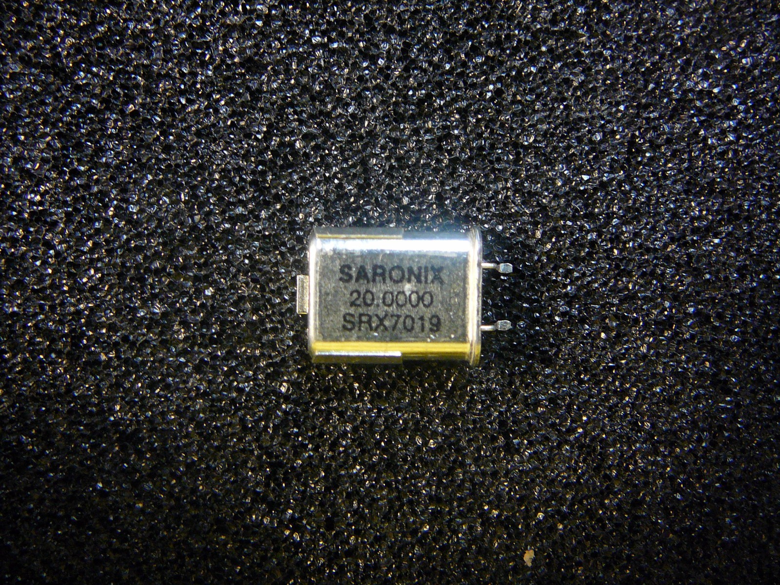 SARONIX SRX7019NT Quartz Crystal 20.0000MHz HC49 **NEW*** Qty.3