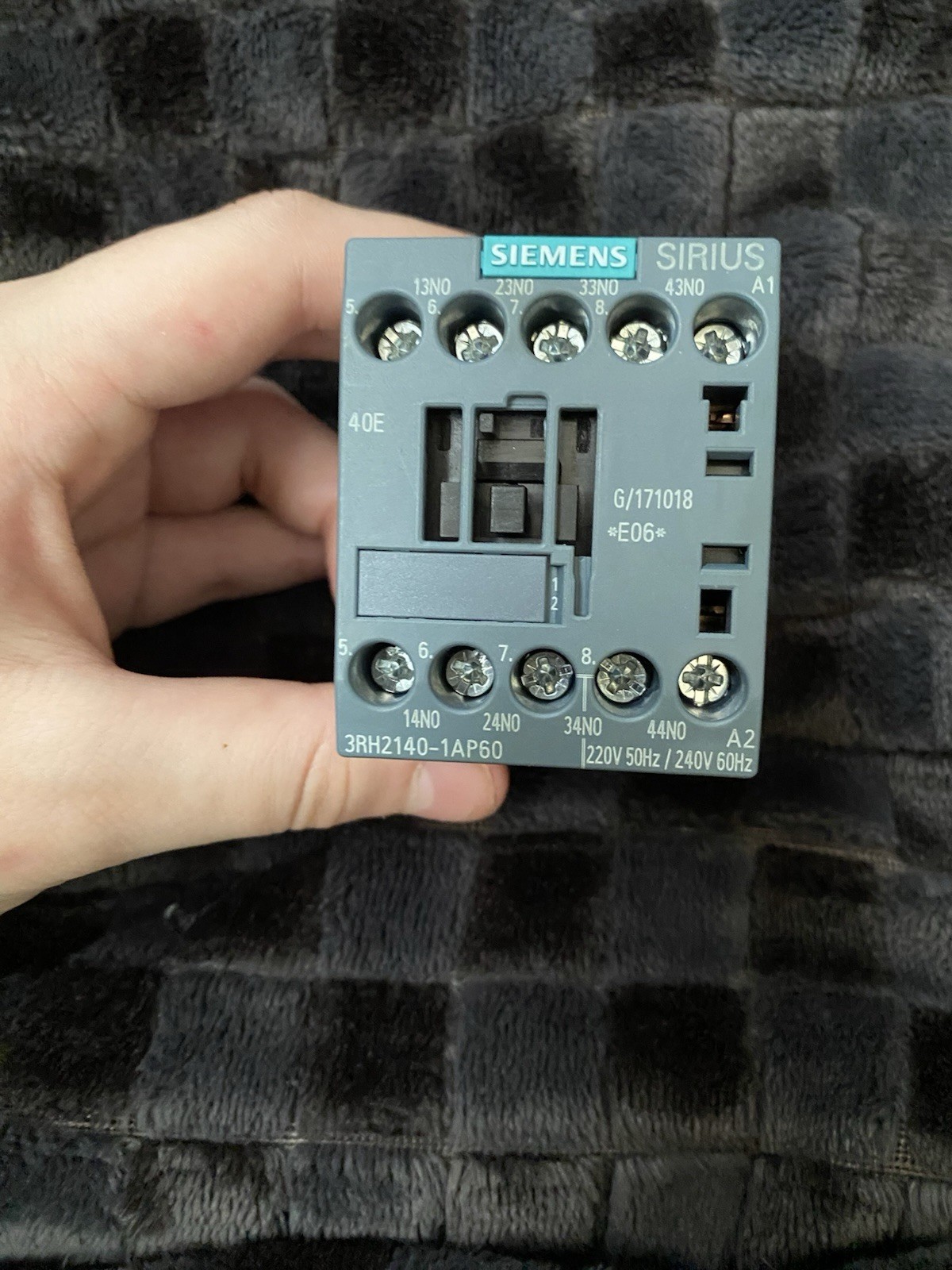 NEW SIEMENS 3RH2122-1AP60 AUXILIAR CONTACTOR FREE AND FAST SHIPPING