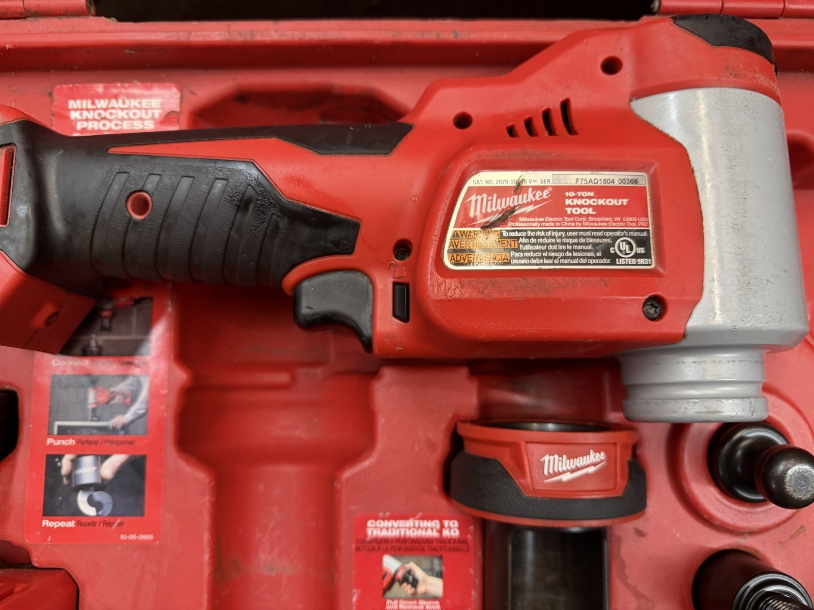 Milwaukee 2676-22 FORCELOGIC M18 10-Ton Knockout Tool 1/2″ to 2″ Kit