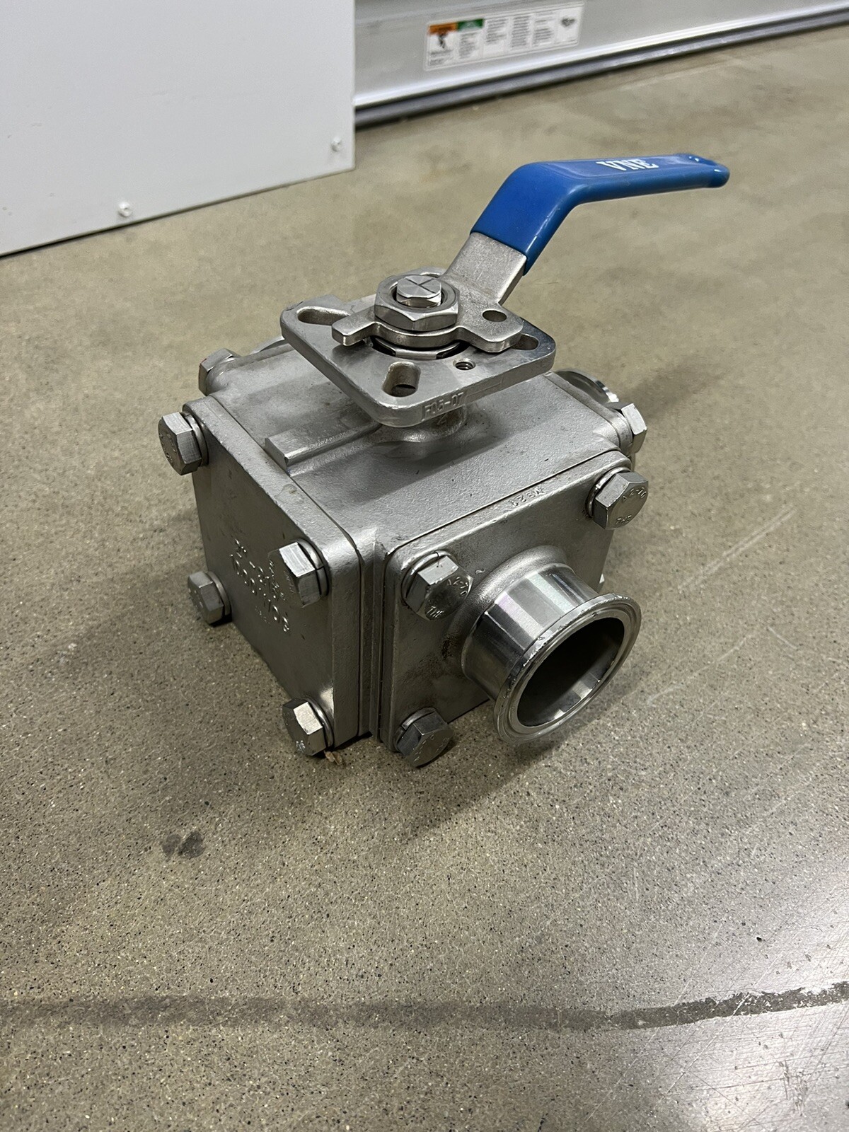 Zoro Select Eg93ccc-61.5 2″ Clamp Stainless Steel Sanitary Ball Valve 3-Way