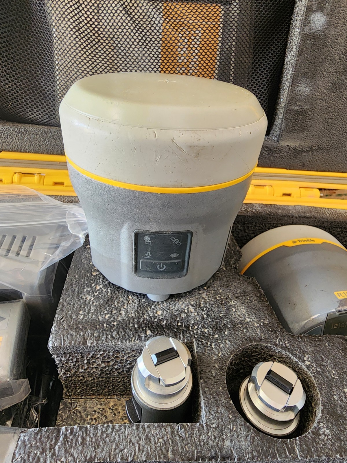 Trimble R10 GPS GNSS Beidou Galileo RTK Receiver Base and Rover 403-470MHz UHF