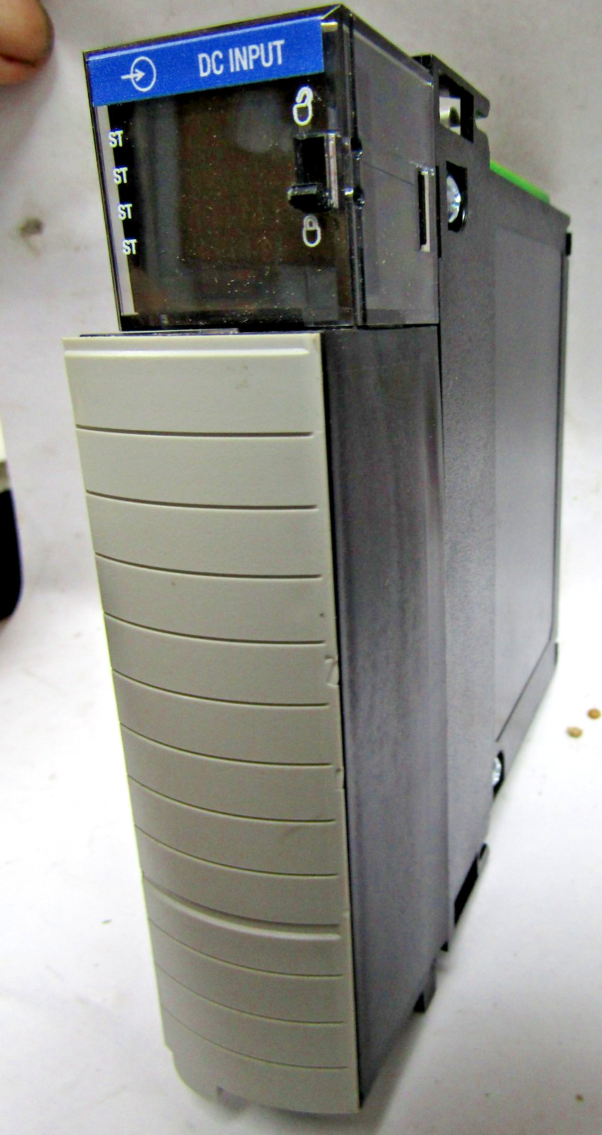 ✌️ALLEN BRADLEY 1756-IB32 SER B CONTROLOGIX 32 PT 12/24DC INPUT MODULE