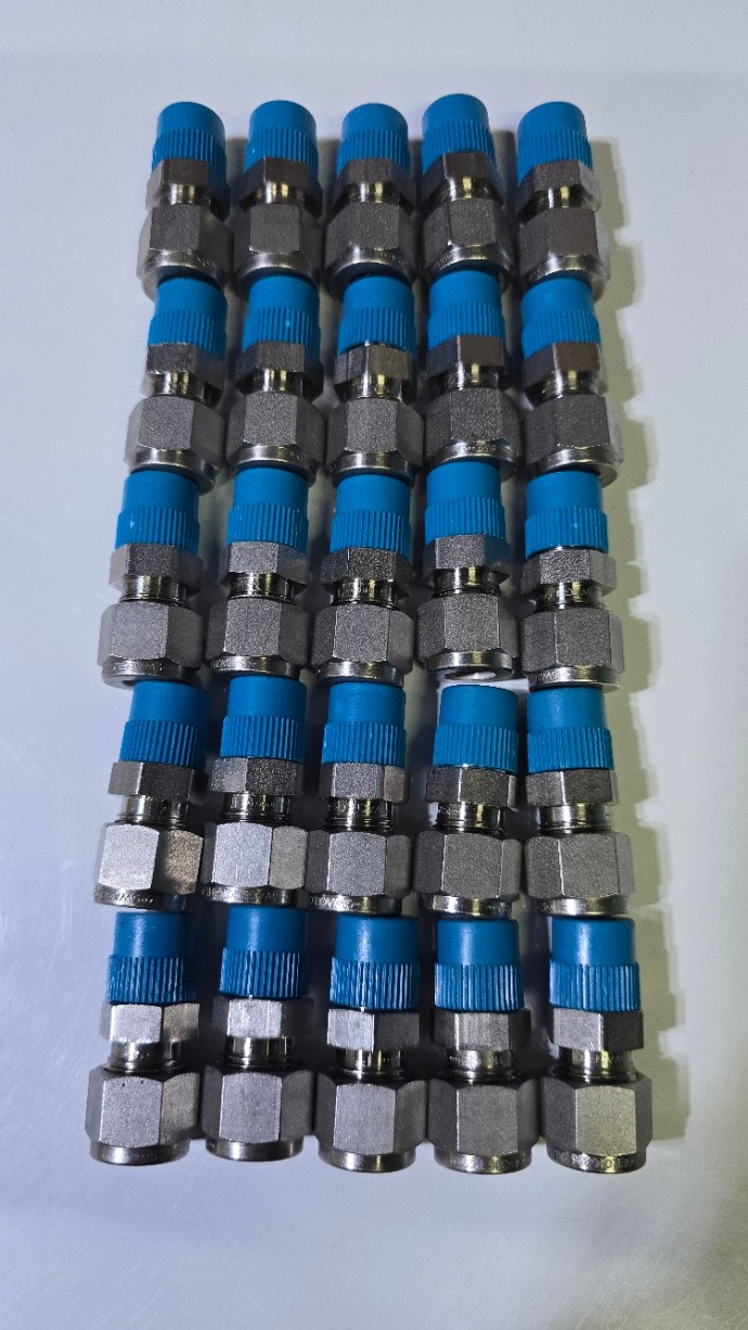 Lof of 25 stainless steel Swagelok SS-600-1-4, 3/8″ Tube x 1/4″ Male NPT