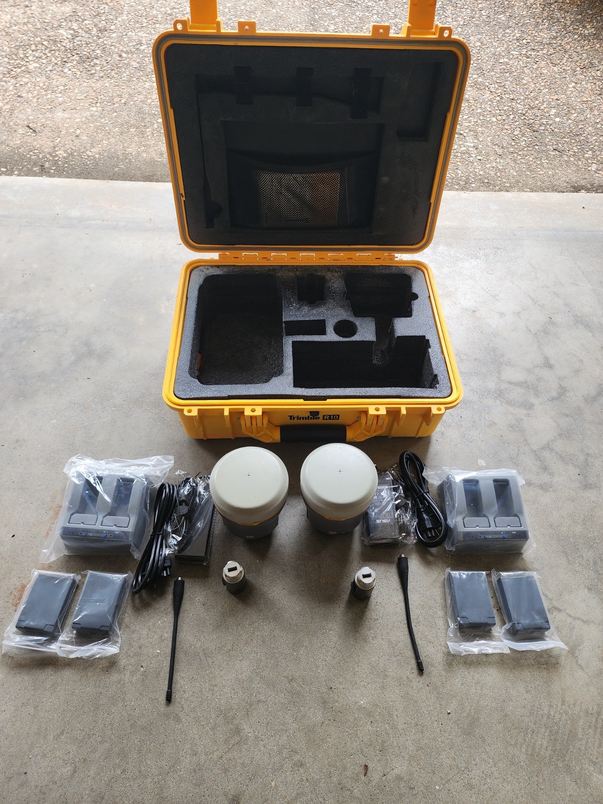 Trimble R10 GPS GNSS Beidou Galileo RTK Receiver Base and Rover 403-470MHz UHF