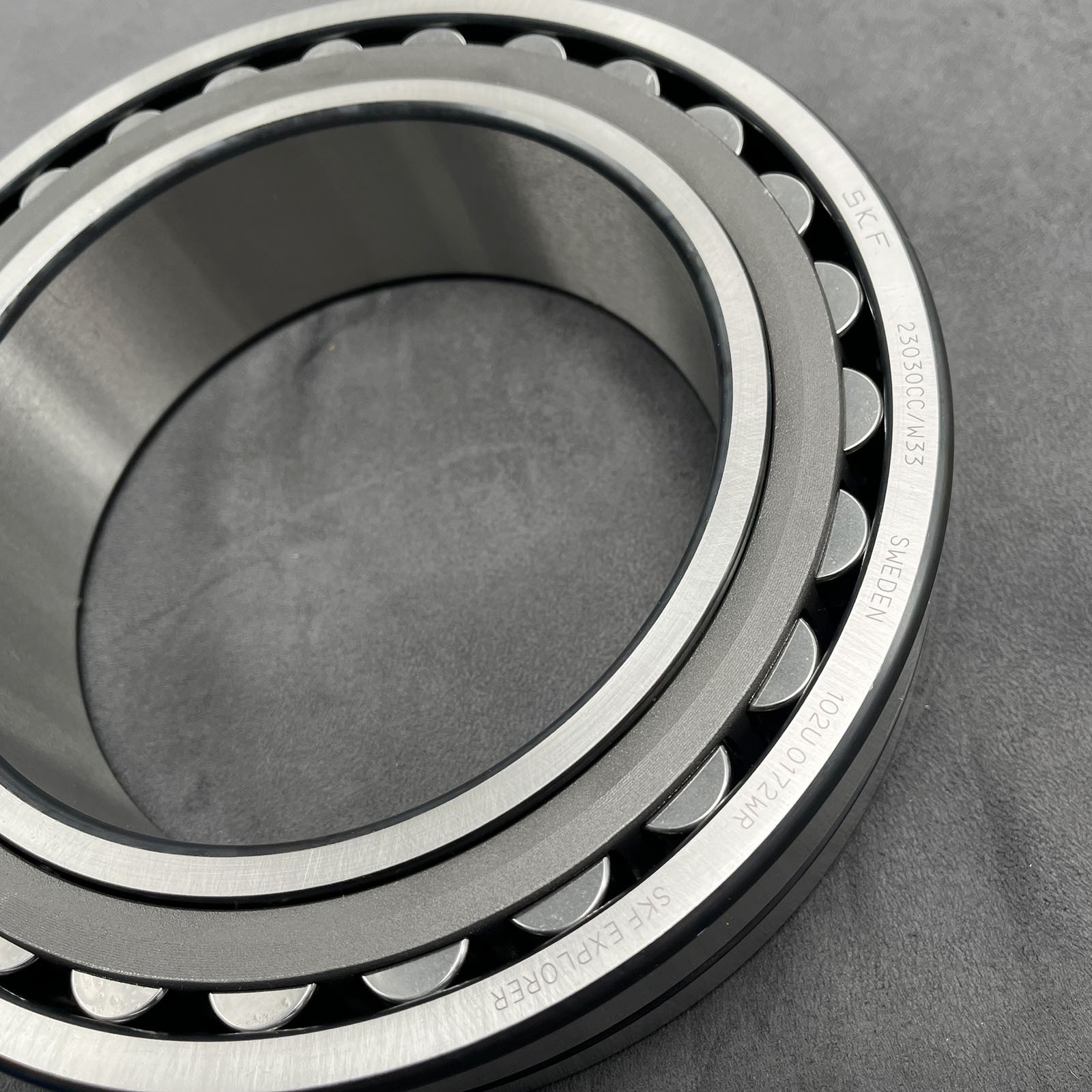New 23030 CC/W33 spherical roller bearing for SKF