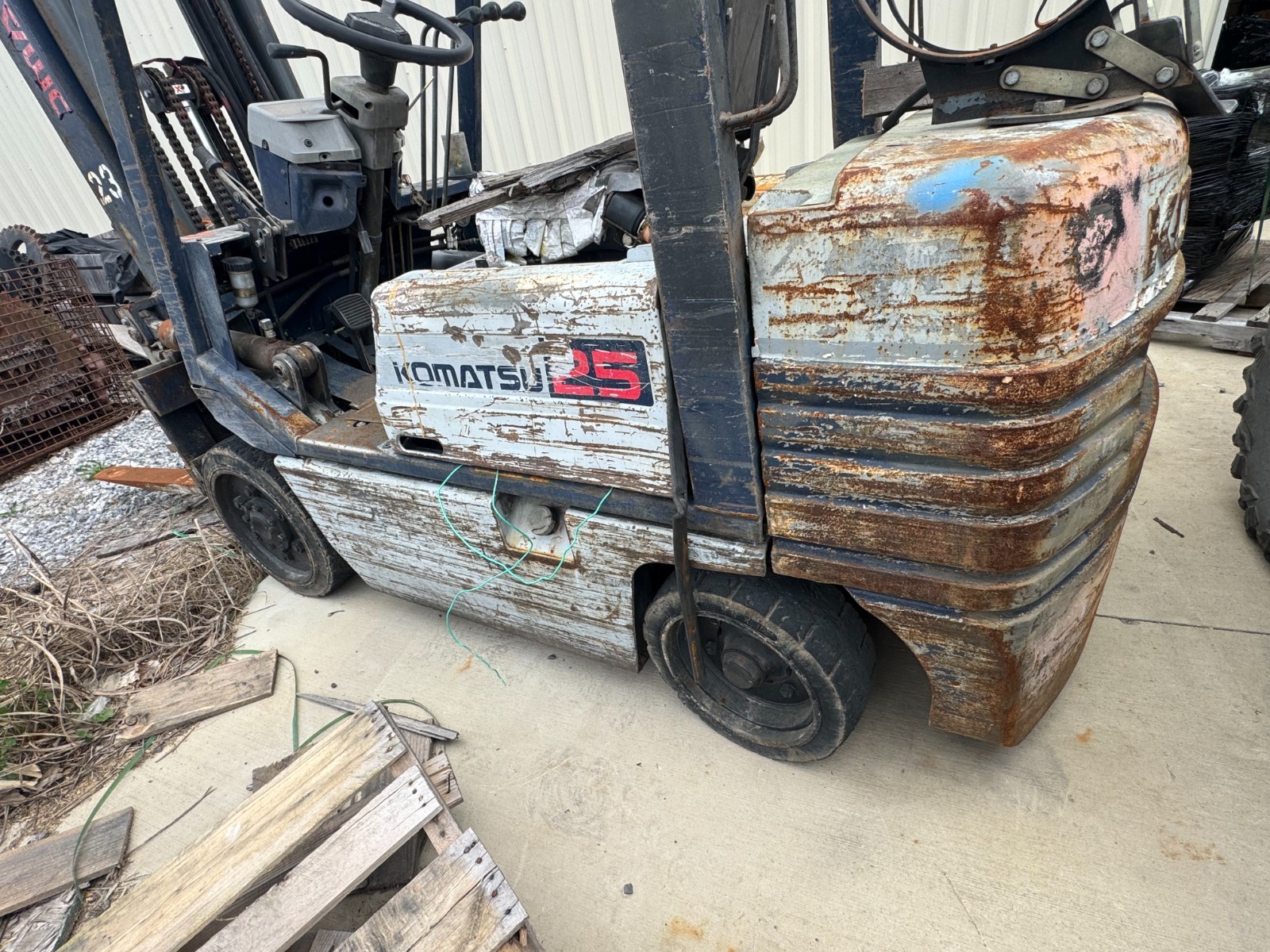 KOMATSU 25 PROPANE FORKLIFT 2500LBS. FORK TRUCK