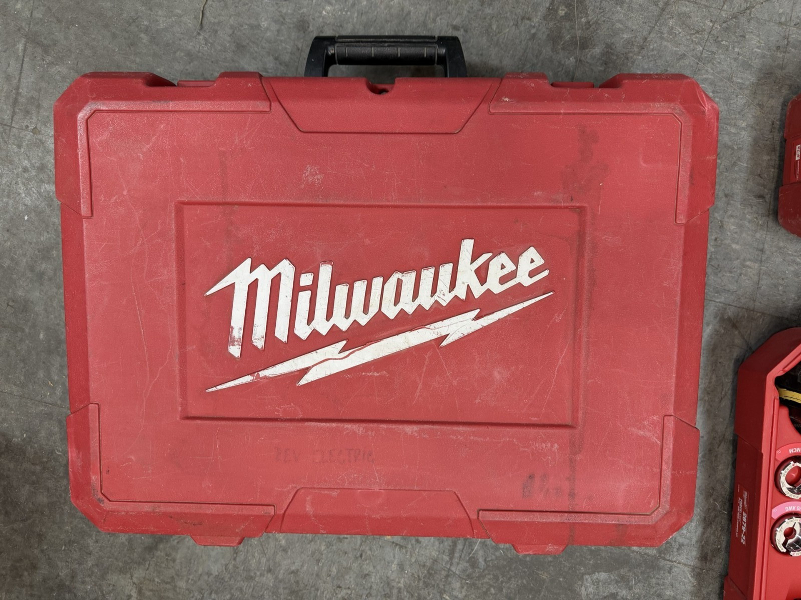 Milwaukee 2676-22 FORCELOGIC M18 10-Ton Knockout Tool 1/2″ to 2″ Kit