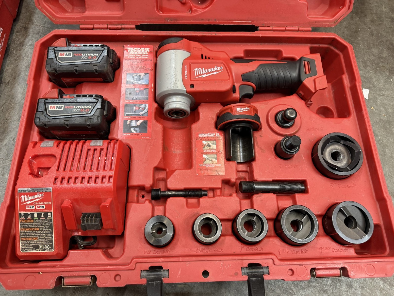 Milwaukee 2676-22 FORCELOGIC M18 10-Ton Knockout Tool 1/2″ to 2″ Kit