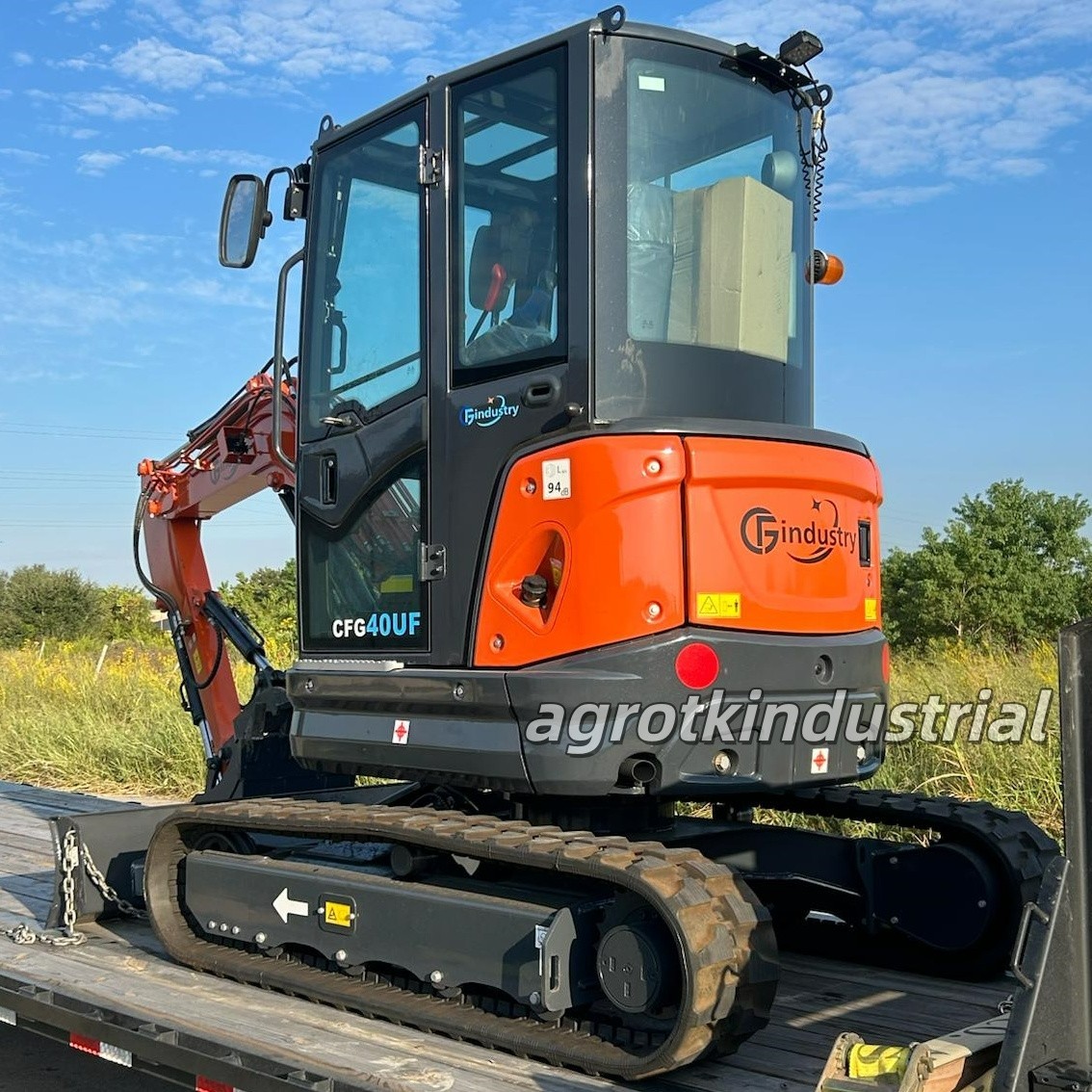 4 Ton Kubota Diesel Engine Mini Excavator w/ Hydraulic Thumb & A/C CFG-40UF Red