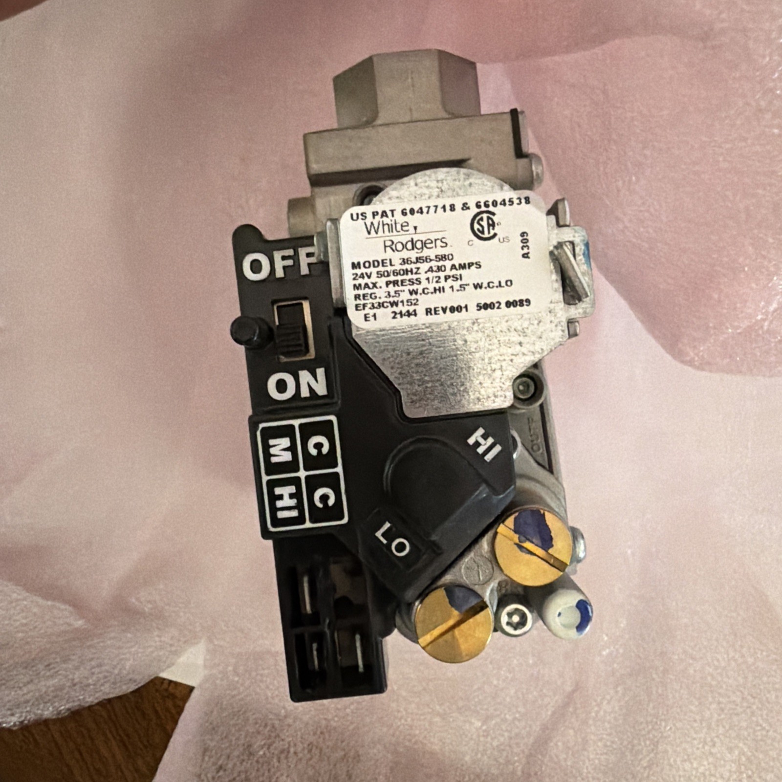 Carrier EF33CW152 Gas Valve OEM 24V 1.5/ 3.5 W.C. Open Box 2 stage gasvavle