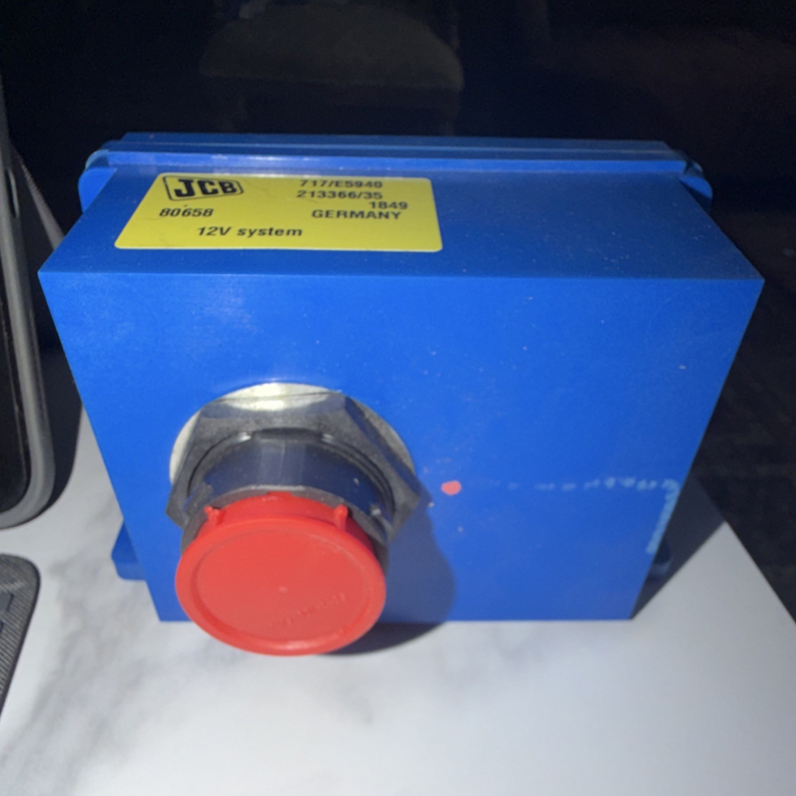 JCB 12V Pushbutton Switch Red Button Retractive Style