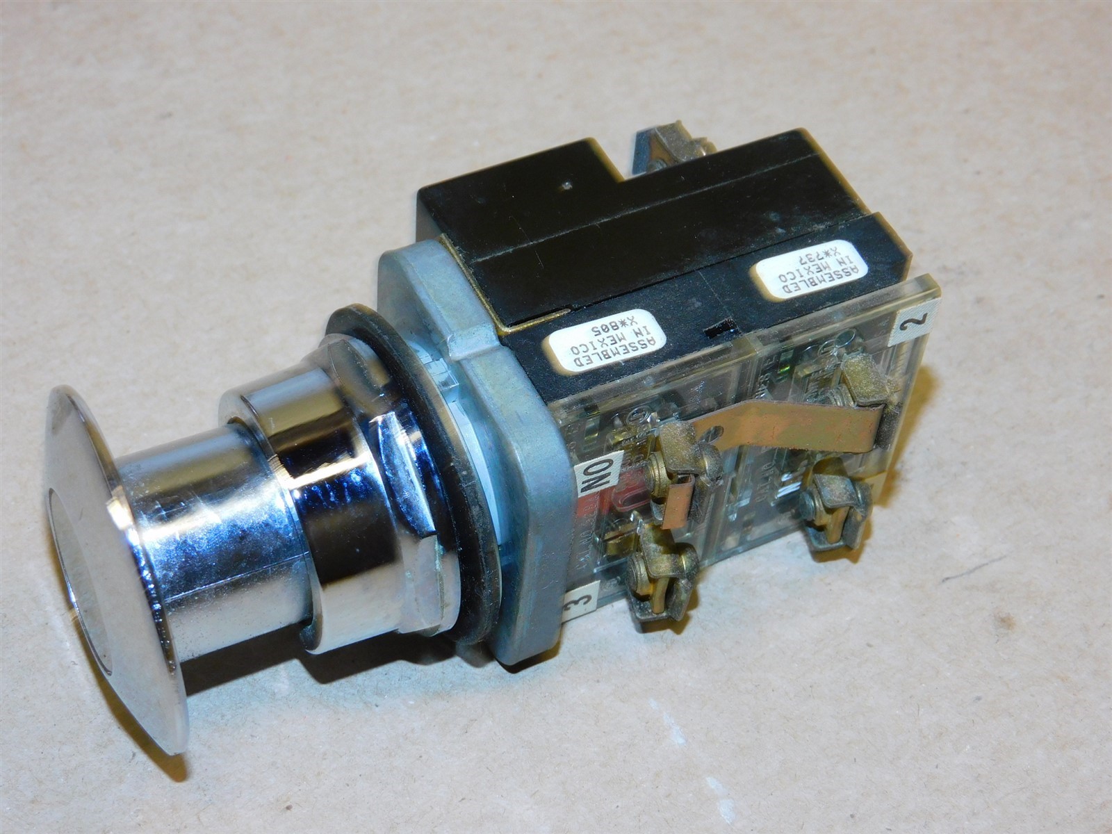 SIEMENS 52PA3G3U 120V AC Series F Green Illuminated Push Button Switch