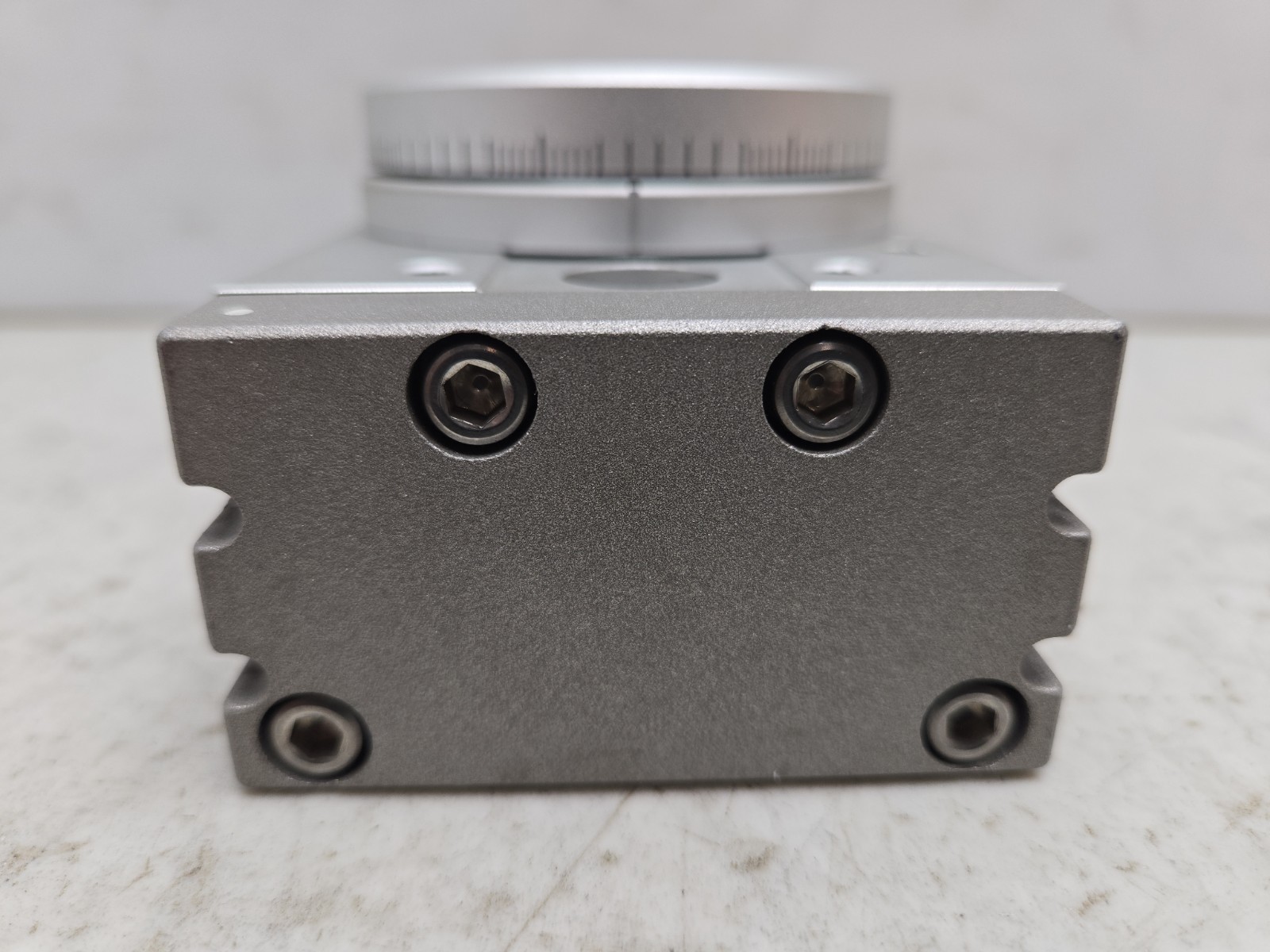 Smc EMSQB30R Pneumatic Rotary Actuator With Table 30 Body Size 0.6 Mpa New