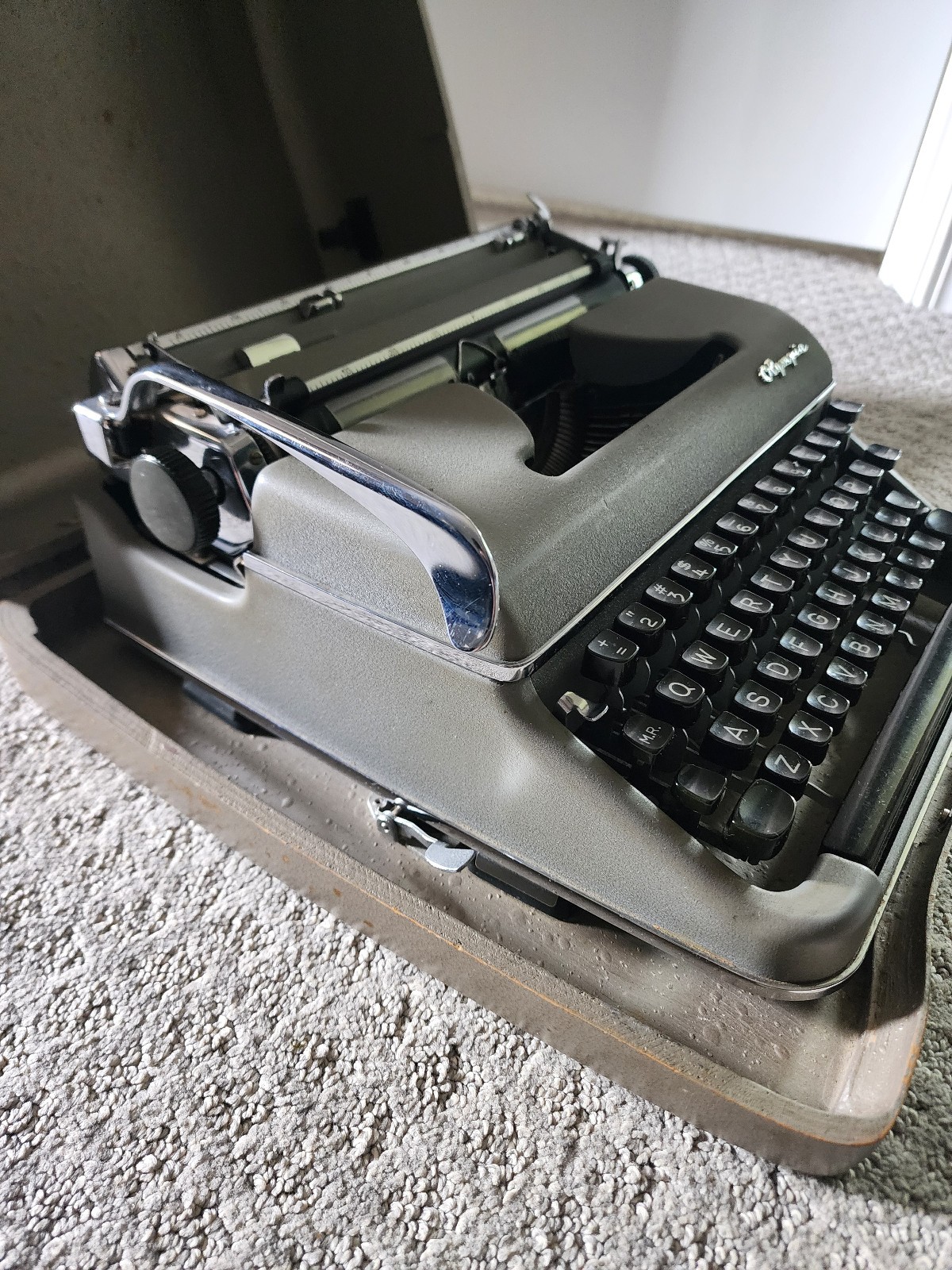 Olympia SM3 manual portable typewriter with Case – QWERT keyboard