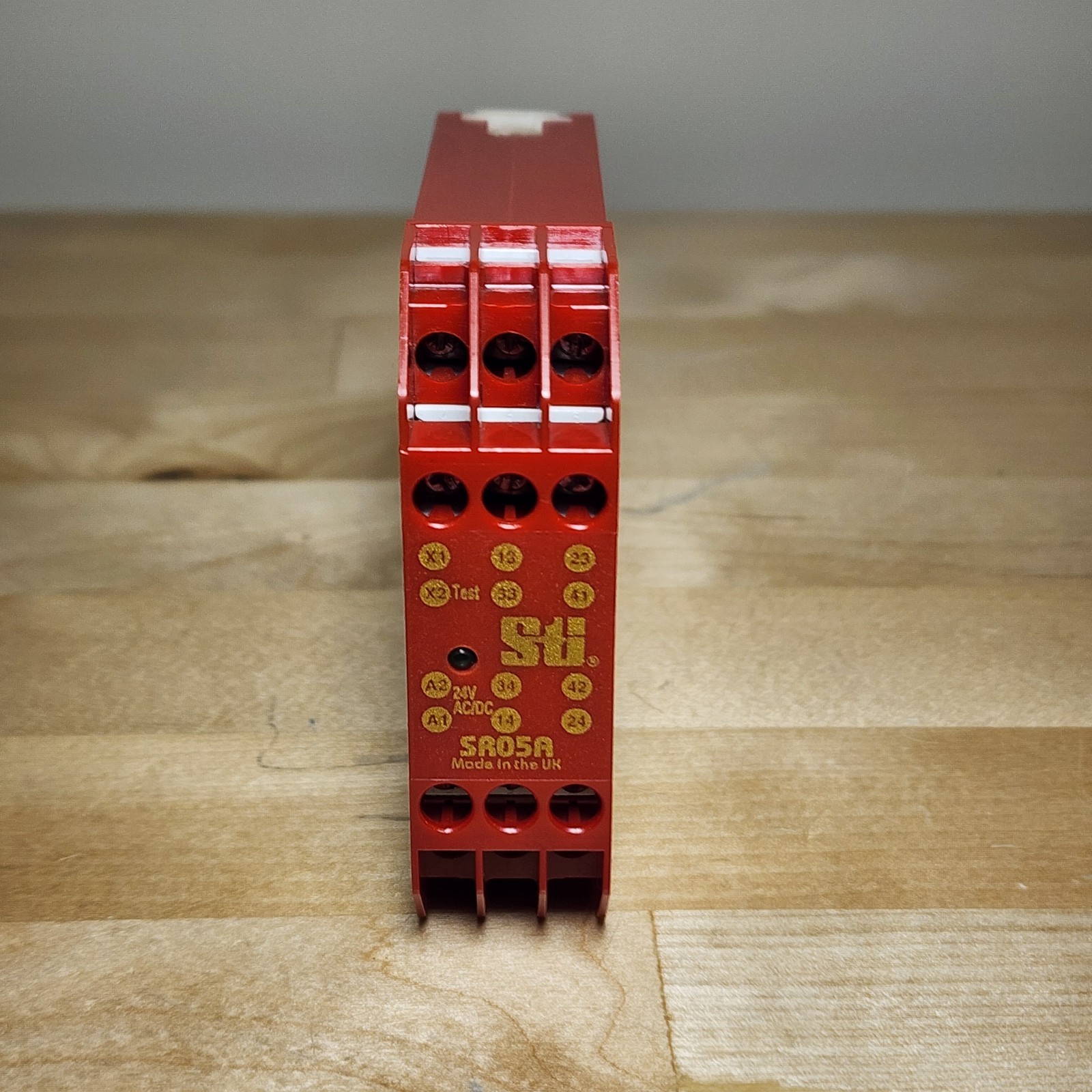 STI SR05A 44510-0300 Safety Relay Single Channel 24VAC/DC 3NO 1NC