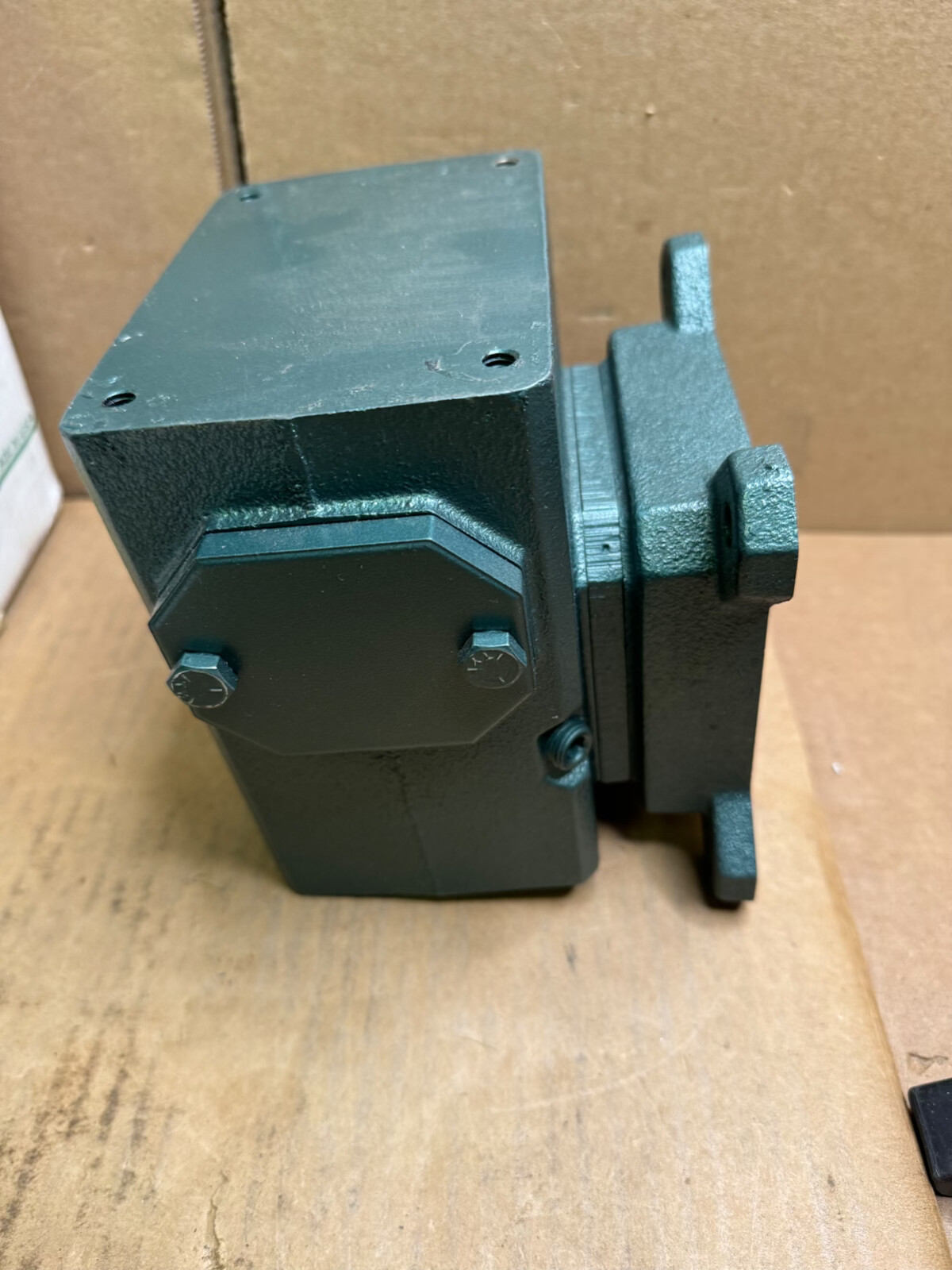GROVE FH220-1 FLEX-A-LINE RIGHT-ANGLE GEAR REDUCER 1″ BORE, RATIO – 7.5, M/O!