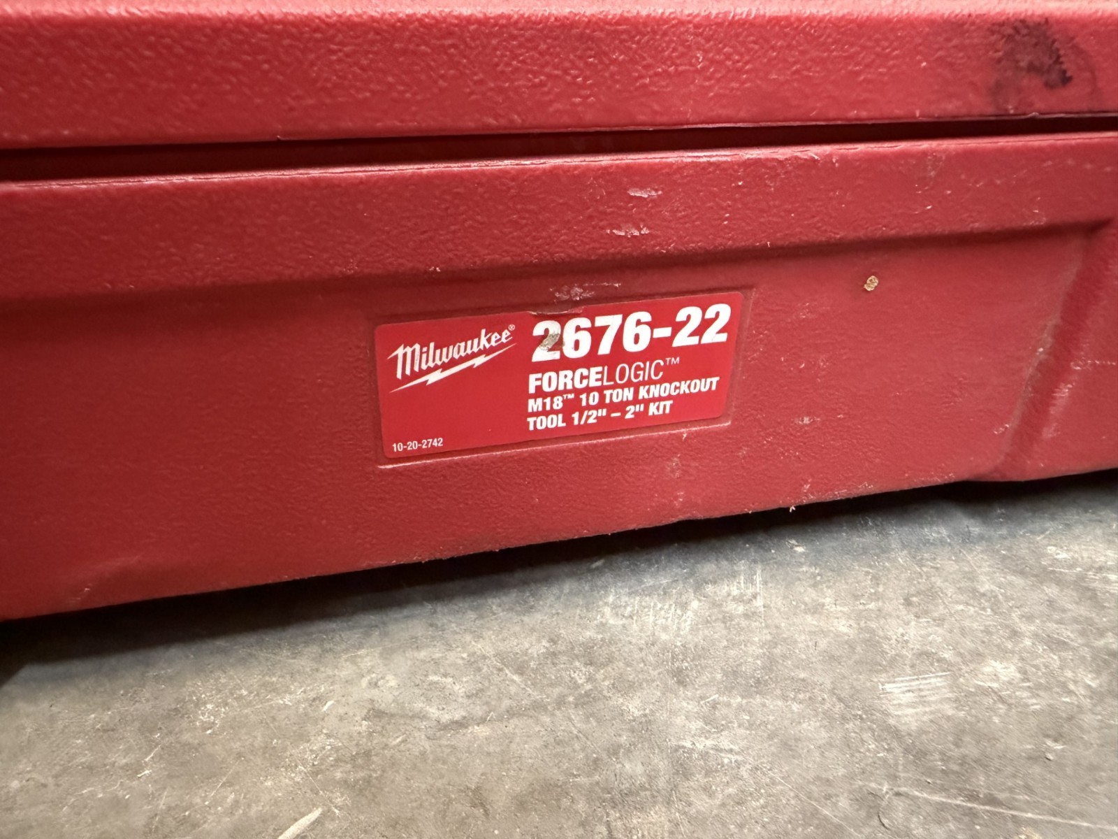 Milwaukee 2676-22 FORCELOGIC M18 10-Ton Knockout Tool 1/2″ to 2″ Kit