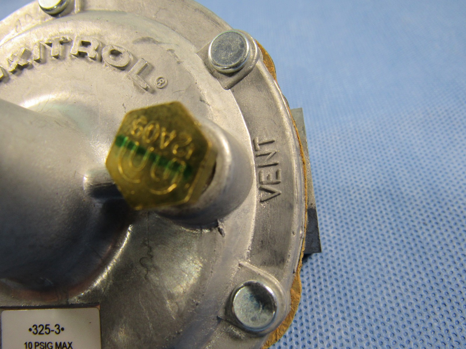 MAXITROL 325-3 GAS Pressure Regulator 10 PSIG MAX 3/8″ New Old Stock USA