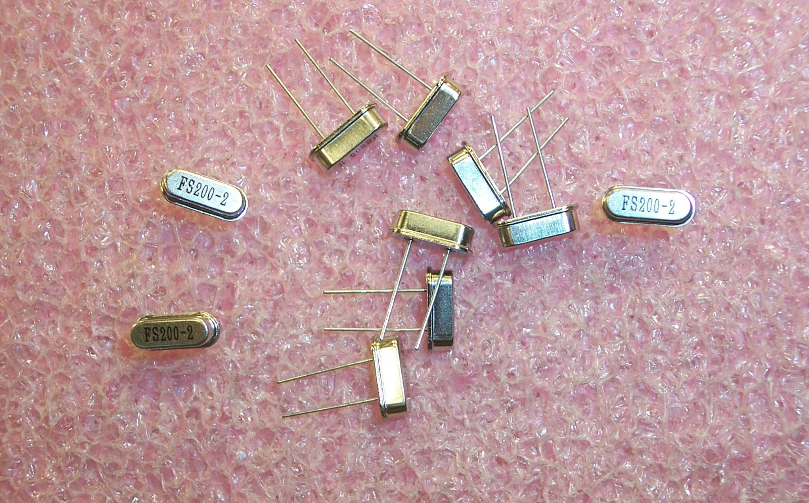 QTY (100) 20 MHz 20pf HC-49/S LOW PROFILE CRYSTALS FOXS/200-20 FOX 20.0000MHz