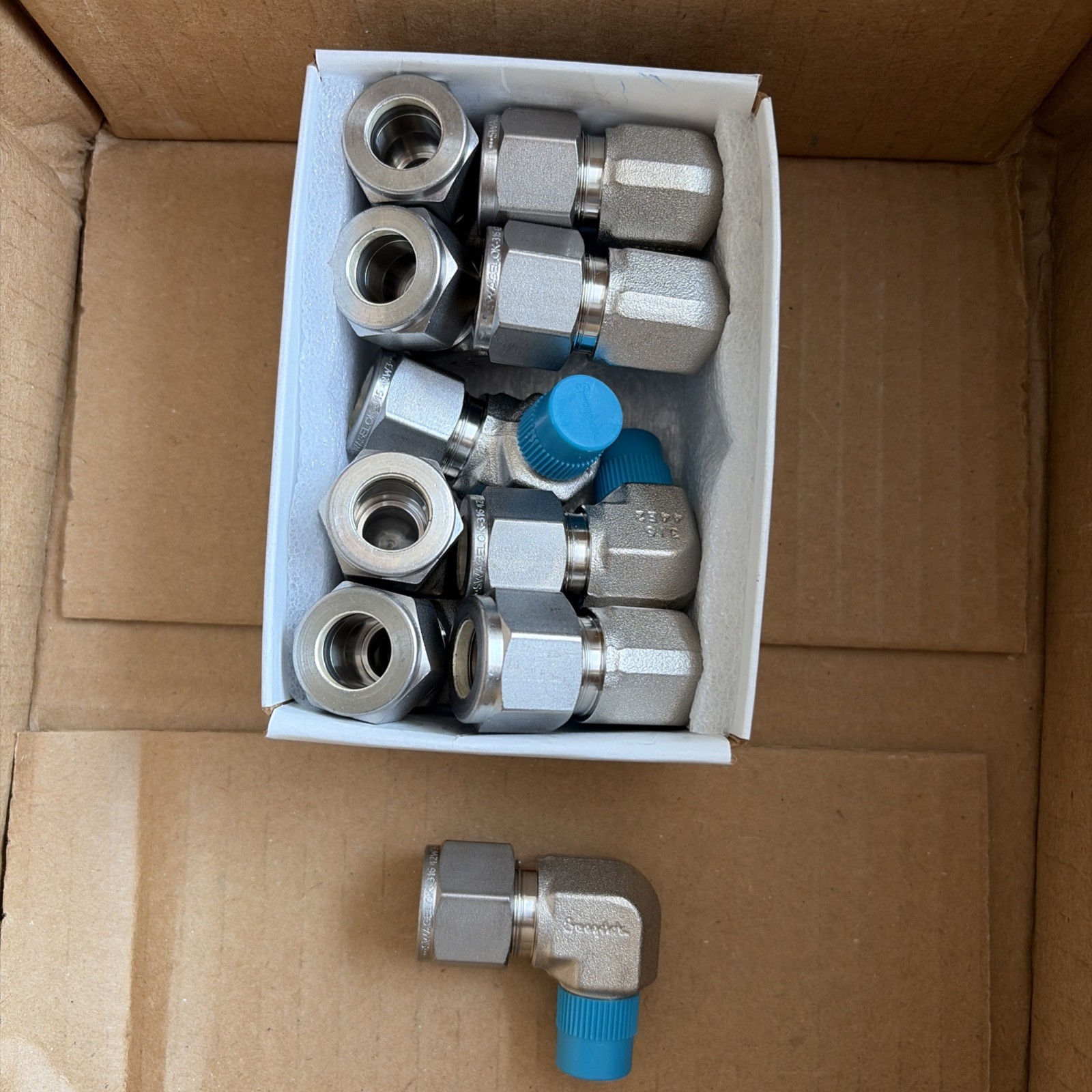 QTY 10 Swagelok SS-810-2-4 Male Connector Elbow 1/2 in. Tube x 1/4 in. Male NPT
