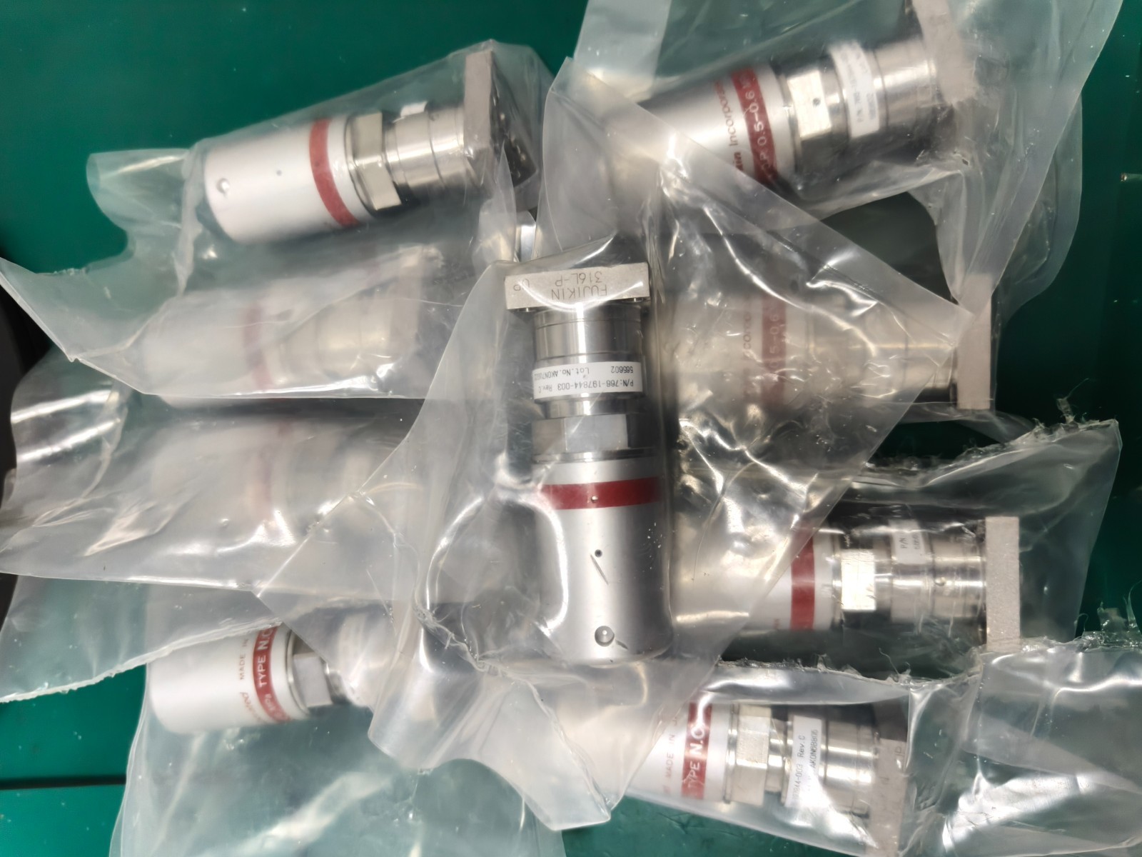 Lot of 8 Lam 766-197844-003 R C, Fujikin 0.5~0.6mPa No.565602 Valve,Unused,97457