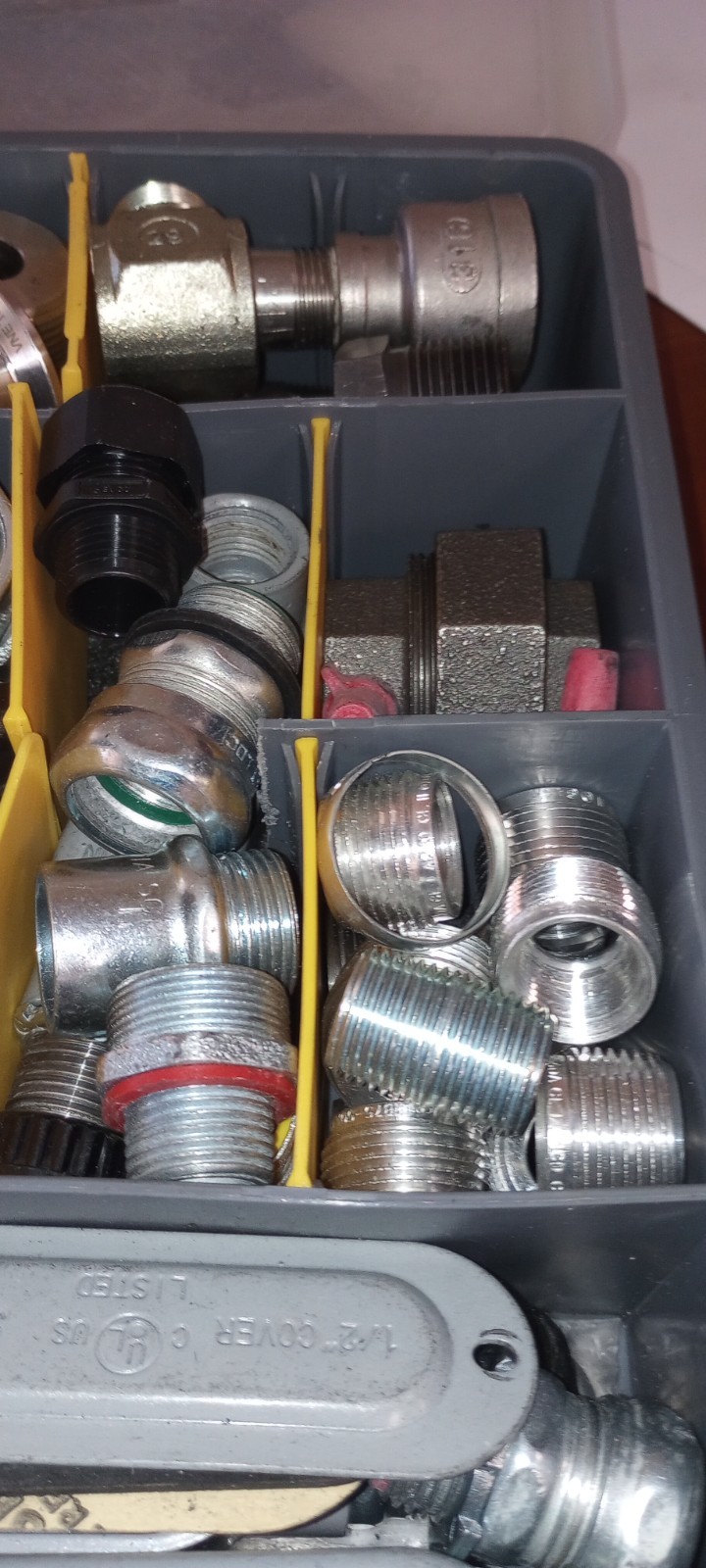 WORKFORCE 25 COMPARTMENT STORAGE CBOX WITH MISC PLUMBINH FITTINGS & ADAPTERS