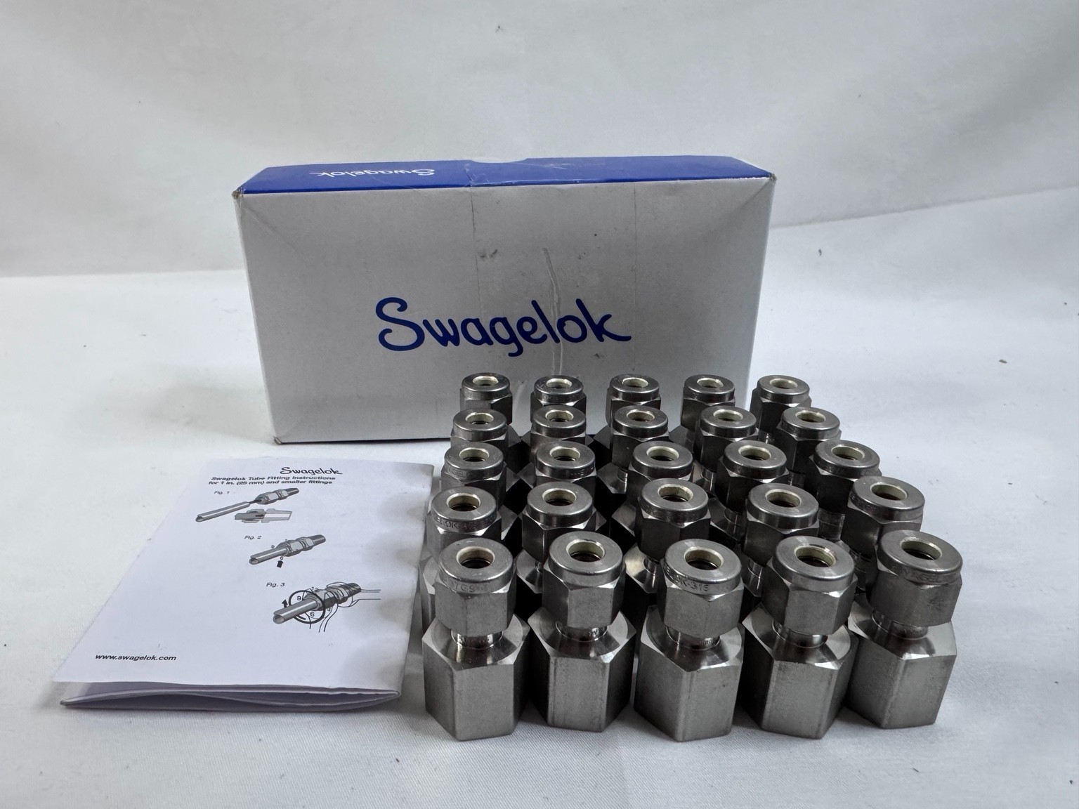 Lot of 25 Swagelok SS-400-7-4 1/4 Tube x 1/4 FNPT Female Connectors SS