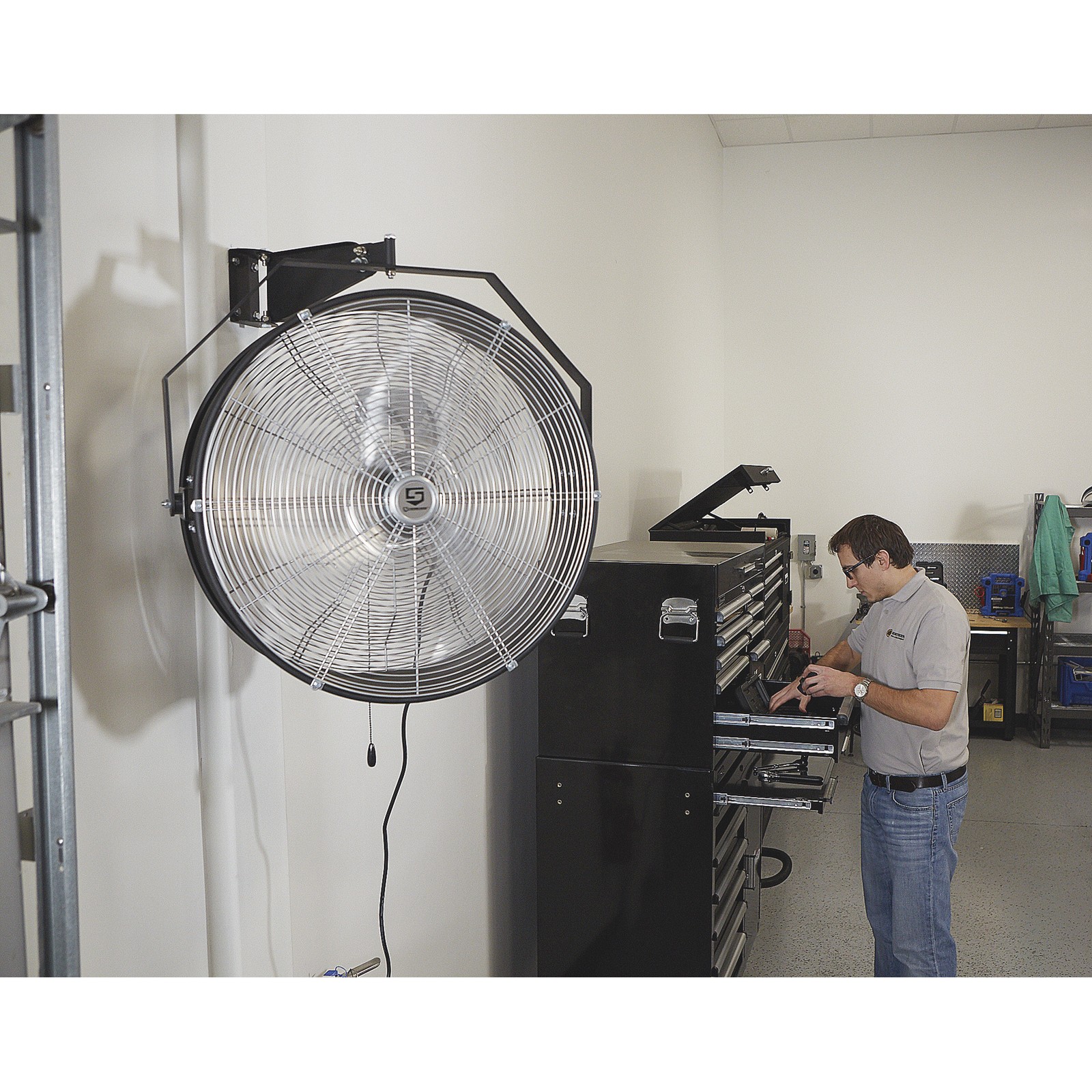 Strongway 18in. Garage Bay Fan, 3300 CFM, 1/12 HP