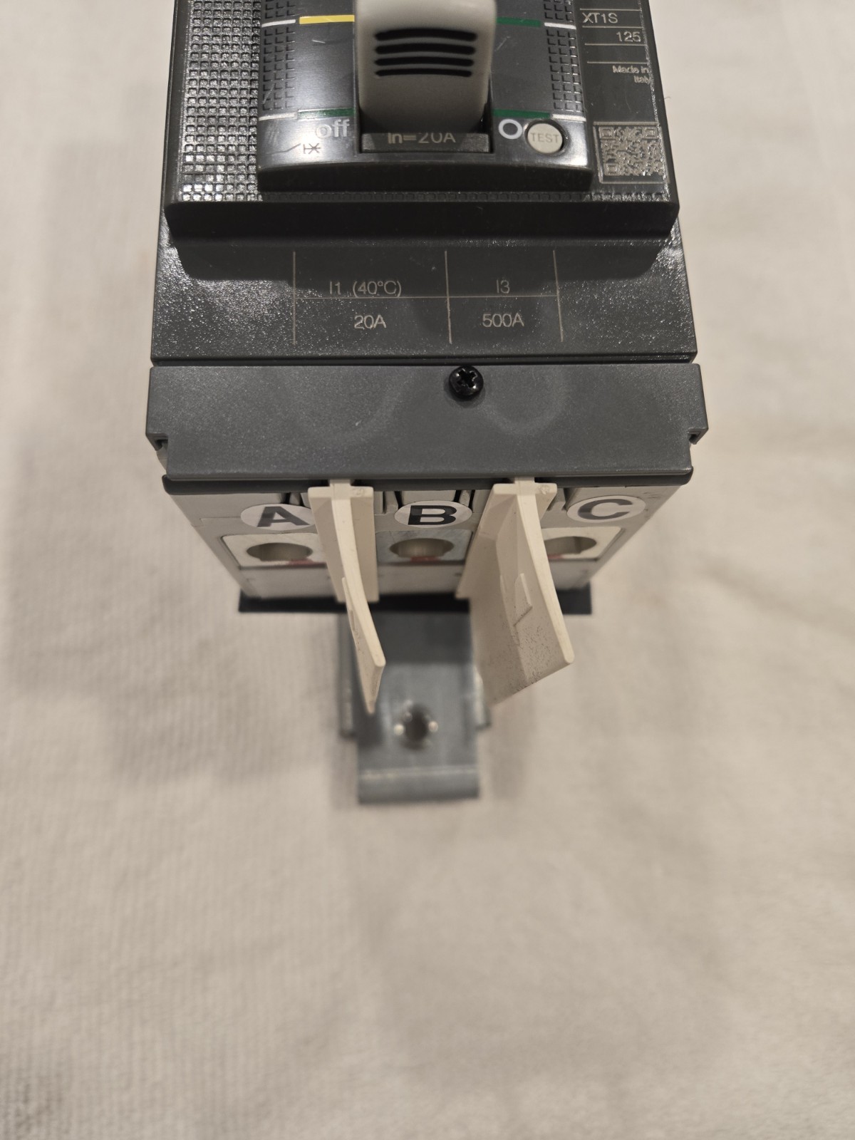 ABB ( XT1SU3020AYD000XXX ) 3-Pole 20A Breaker W/ReliaGear neXT XT1 Kit