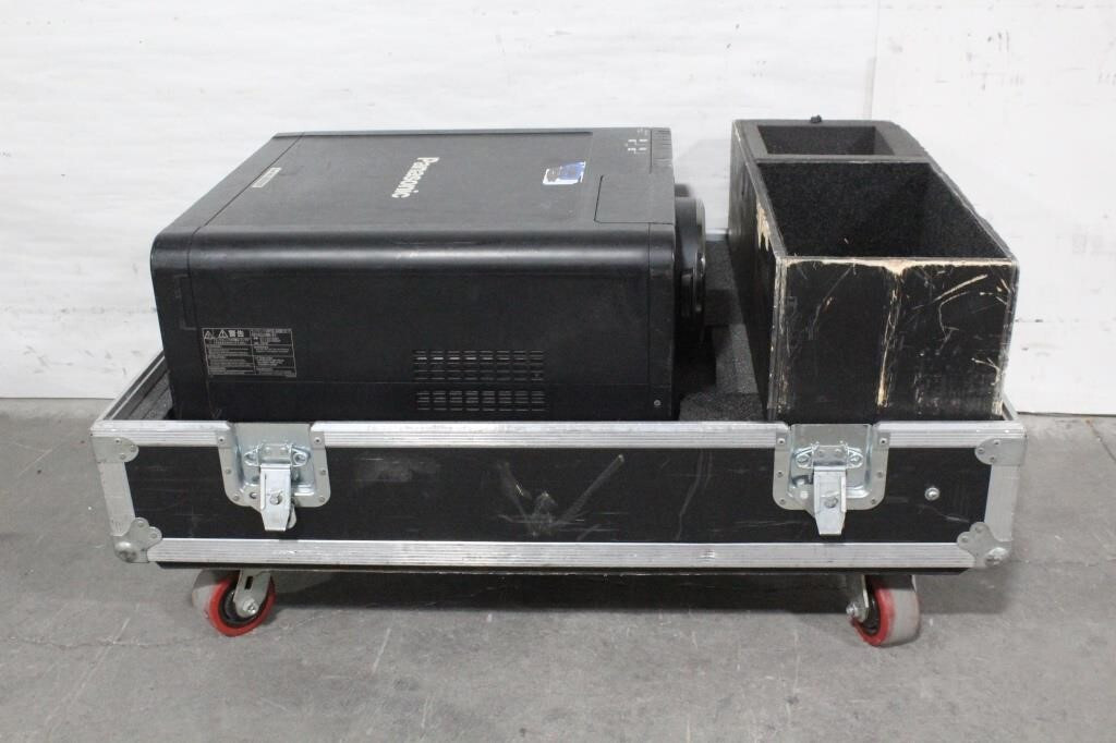 Panasonic PT-D10000U SXGA+ 10,000 Lumens 3 Chip DLP 1400×1050 Lamp Hours 253