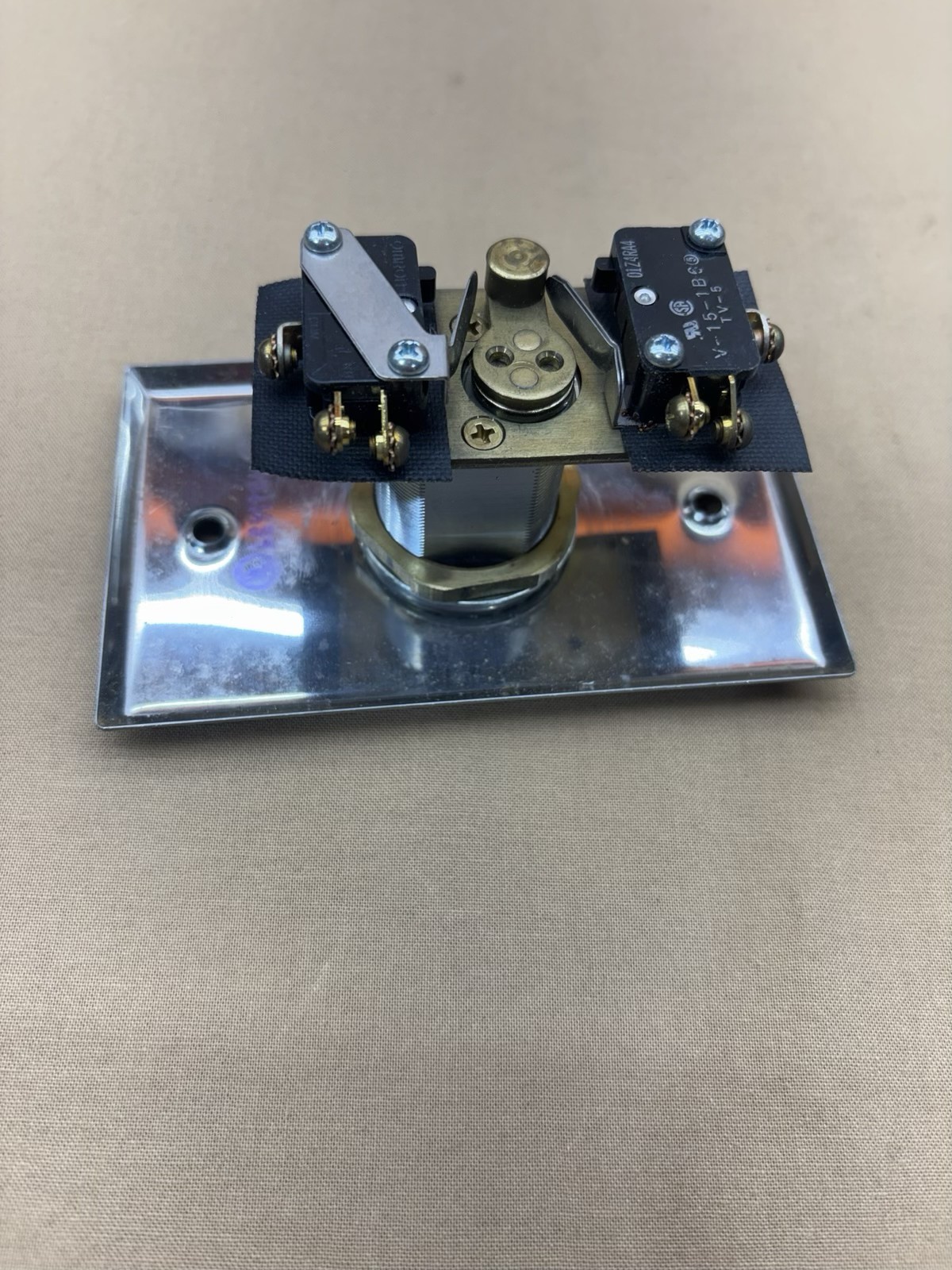 Best Lock Corporation 1W7P4-626 Electric Switch Lock With Interior Box