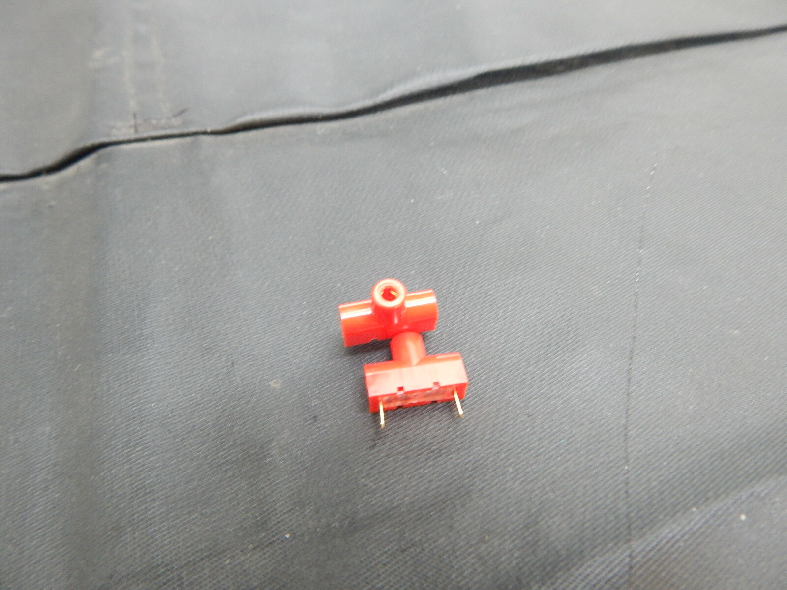 SCHURTER 0040.1022 PC TEST POINT RED CONNECTOR – LOT OF 2 – FAST SHIPPING