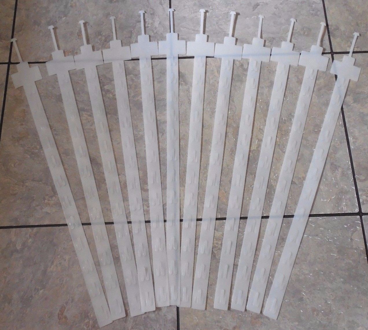 12 pc Strip Hanging Display Merchandise Clip Holds 12 items Plastic 32″ Retail