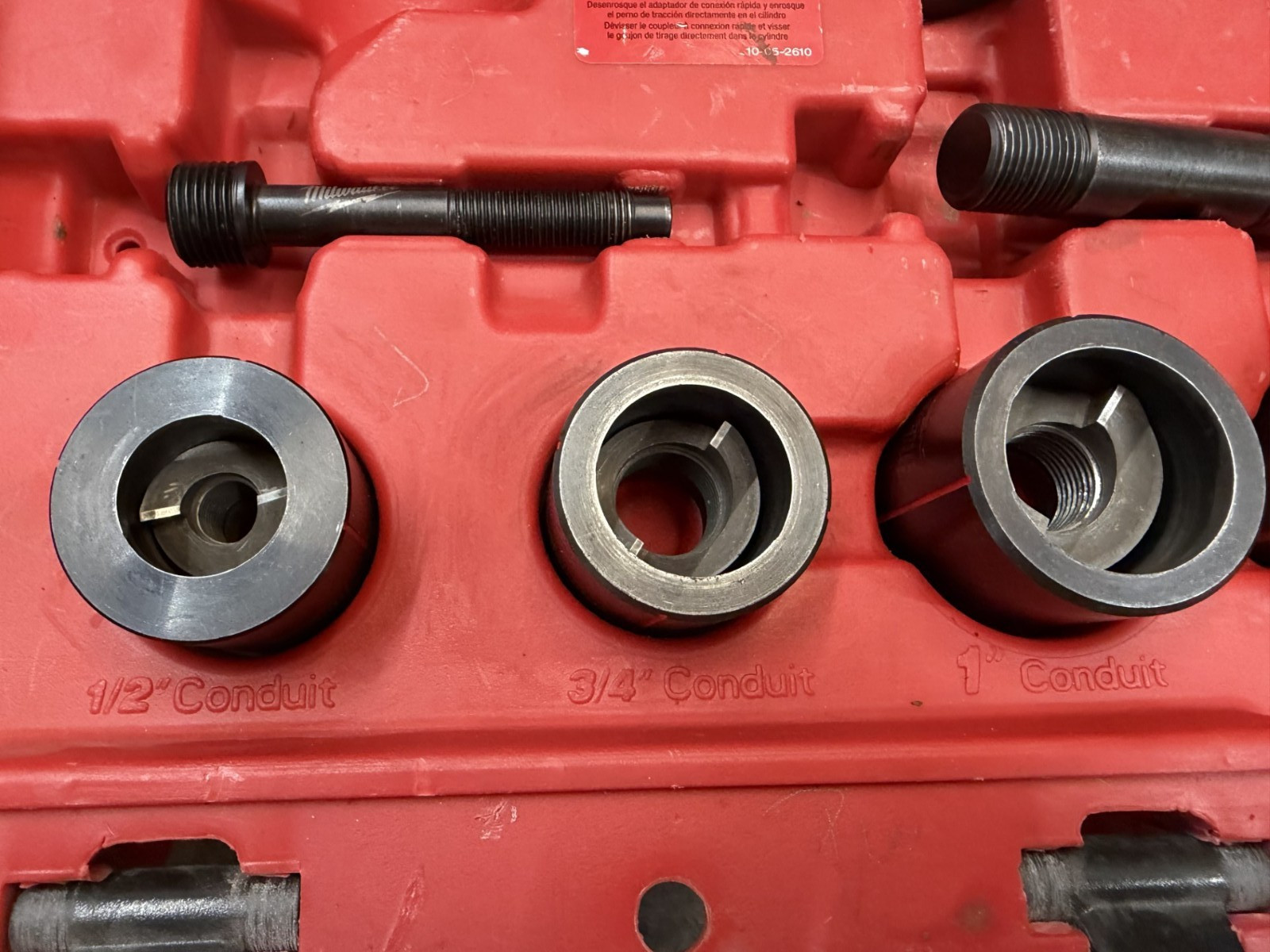 Milwaukee 2676-22 FORCELOGIC M18 10-Ton Knockout Tool 1/2″ to 2″ Kit