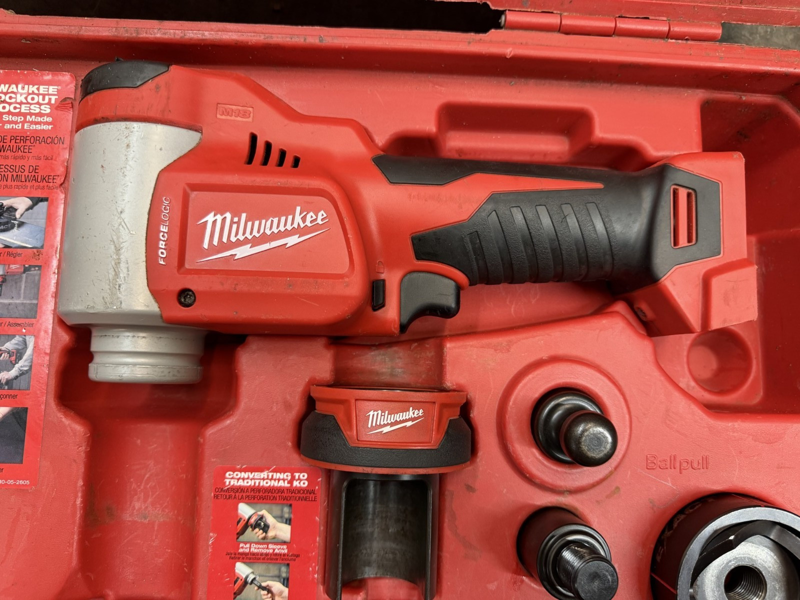 Milwaukee 2676-22 FORCELOGIC M18 10-Ton Knockout Tool 1/2″ to 2″ Kit