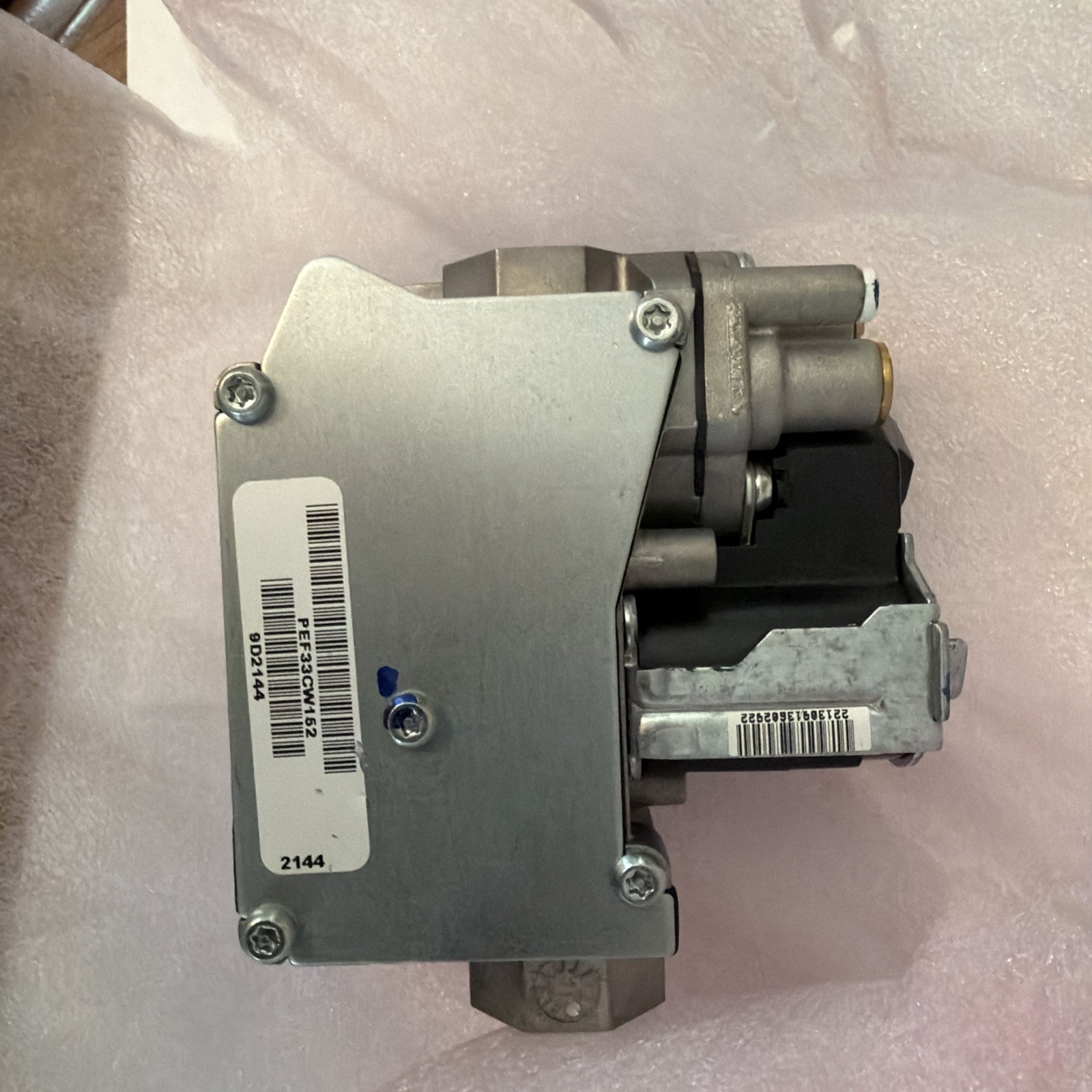 Carrier EF33CW152 Gas Valve OEM 24V 1.5/ 3.5 W.C. Open Box 2 stage gasvavle