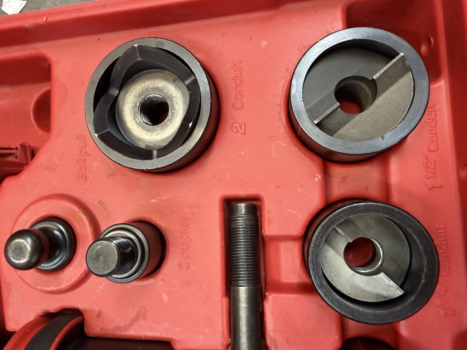 Milwaukee 2676-22 FORCELOGIC M18 10-Ton Knockout Tool 1/2″ to 2″ Kit