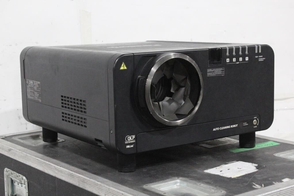 Panasonic PT-D10000U SXGA+ 10,000 Lumens 3 Chip DLP 1400×1050 Lamp Hours 253