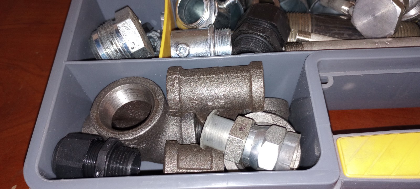 WORKFORCE 25 COMPARTMENT STORAGE CBOX WITH MISC PLUMBINH FITTINGS & ADAPTERS