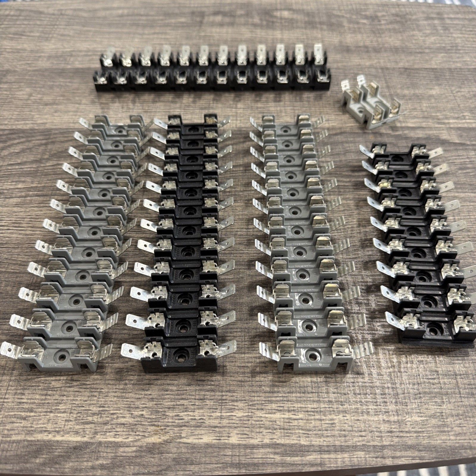 Buss fuseblocks series 8000 S-8202-12
