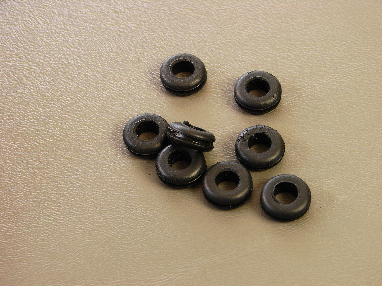 Set of Eight Brand NEW Geniune ProCraft 5/16″ Black Rubber Grommets RG312/500