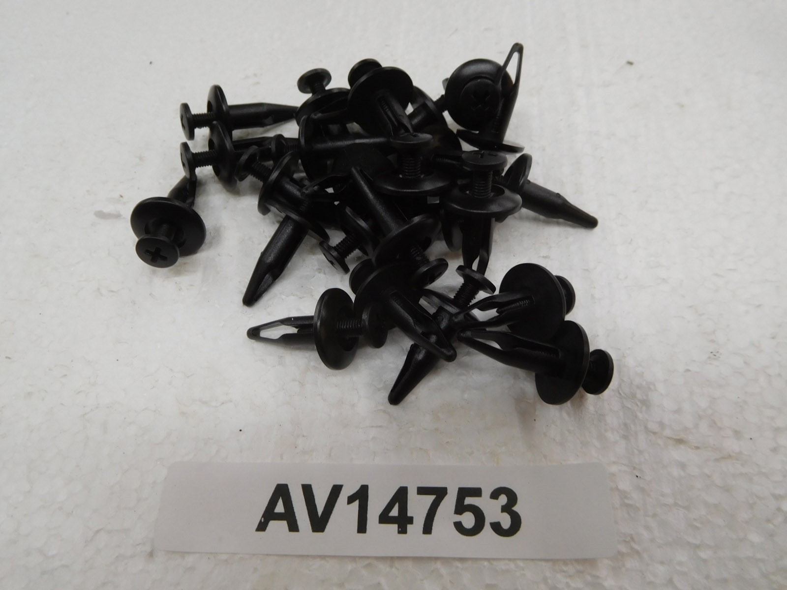 PUSH RETAINER 18mm HEAD 6.3mm HOLE PKG OF 25 NEW AV14753.25