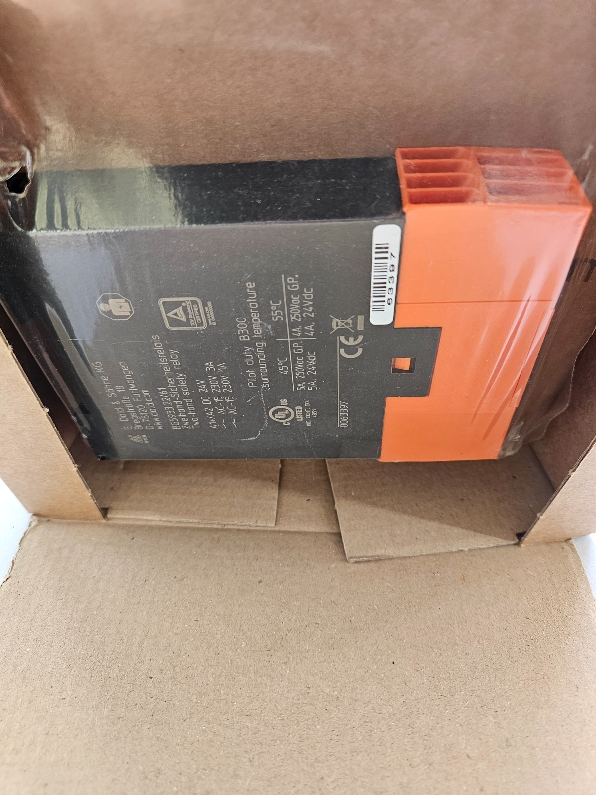 BG5933 E. DOLD & SOHNE KG TWO HAND SAFETY RELAY